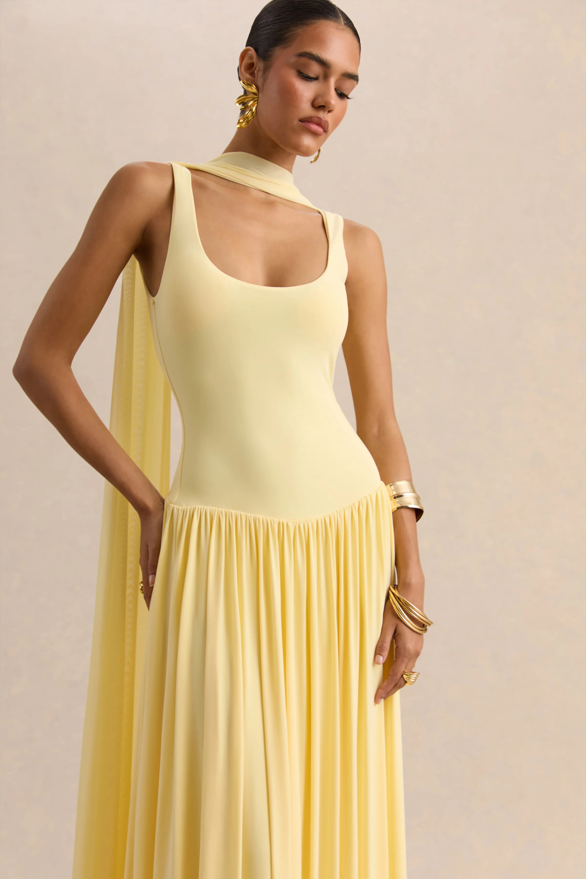 Aurina | Robe longue citron à encolure carrée avec cape - Image 2