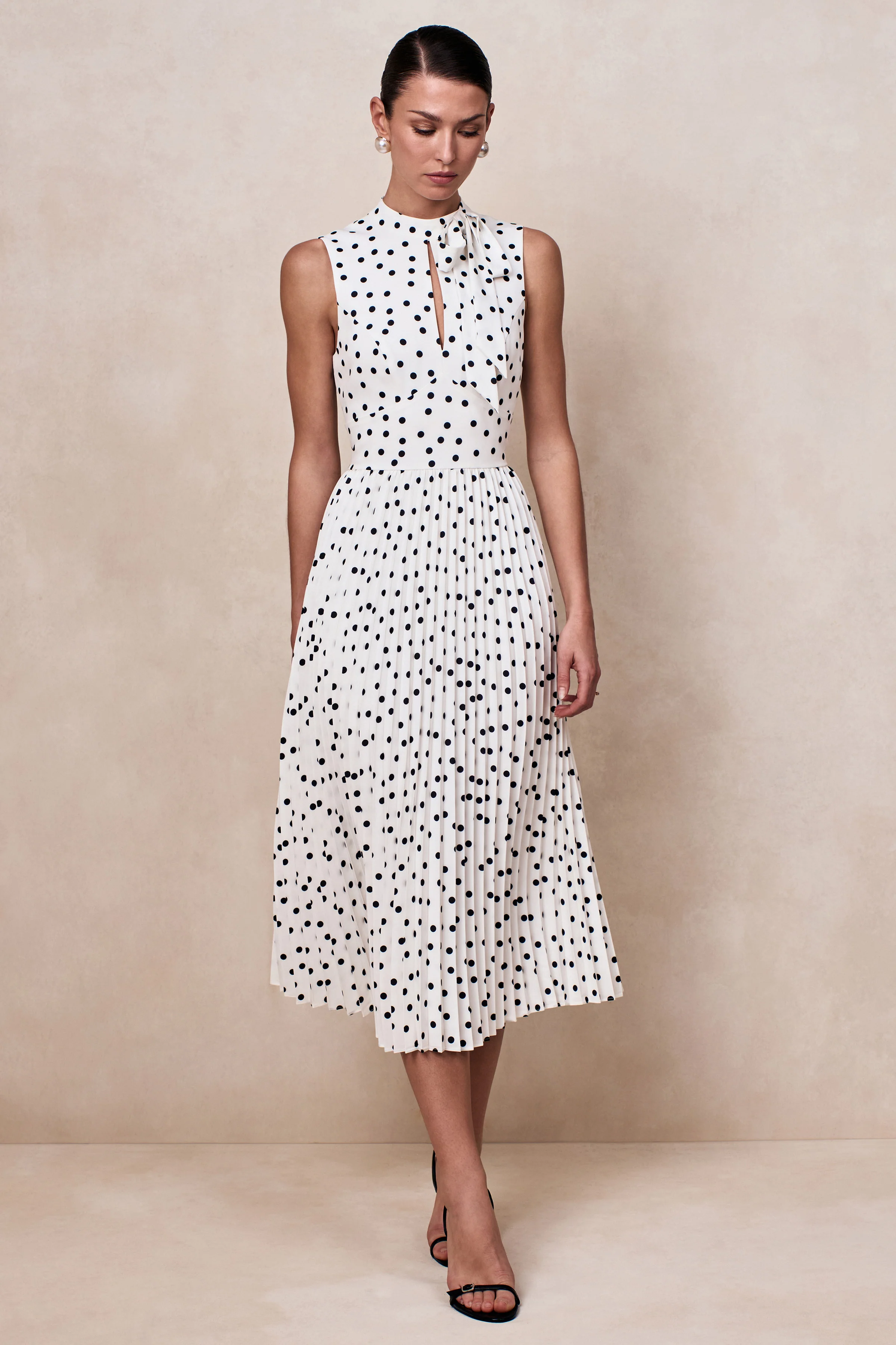Avalon | Robe mi-longue à pois blancs à encolure écharpe avec jupe plissée