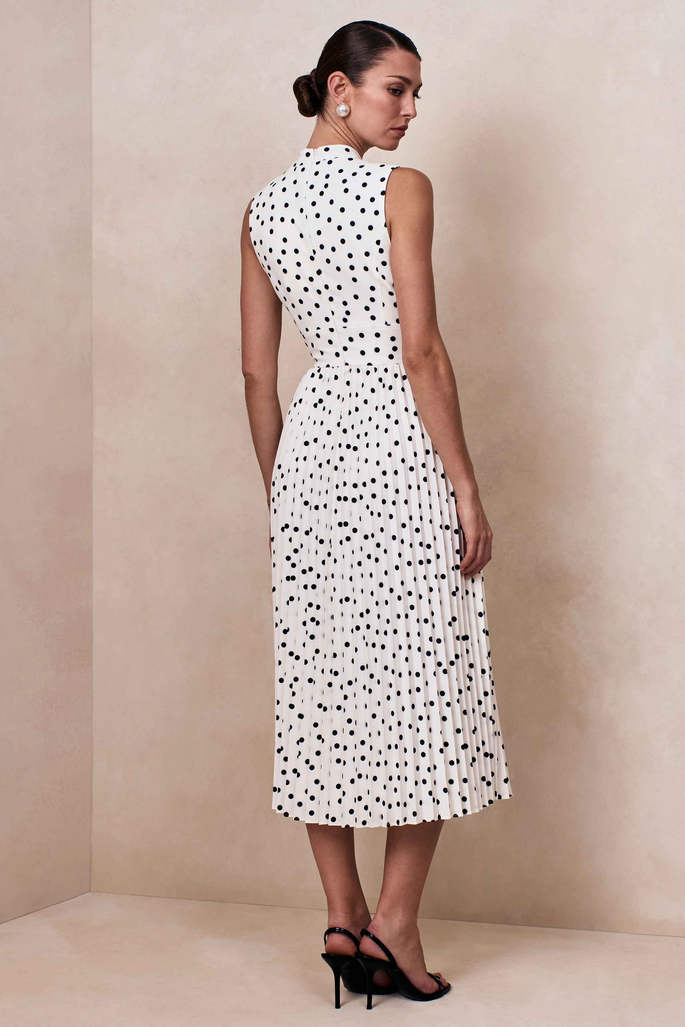 Avalon | Robe mi-longue à pois blancs à encolure écharpe avec jupe plissée - Image 2