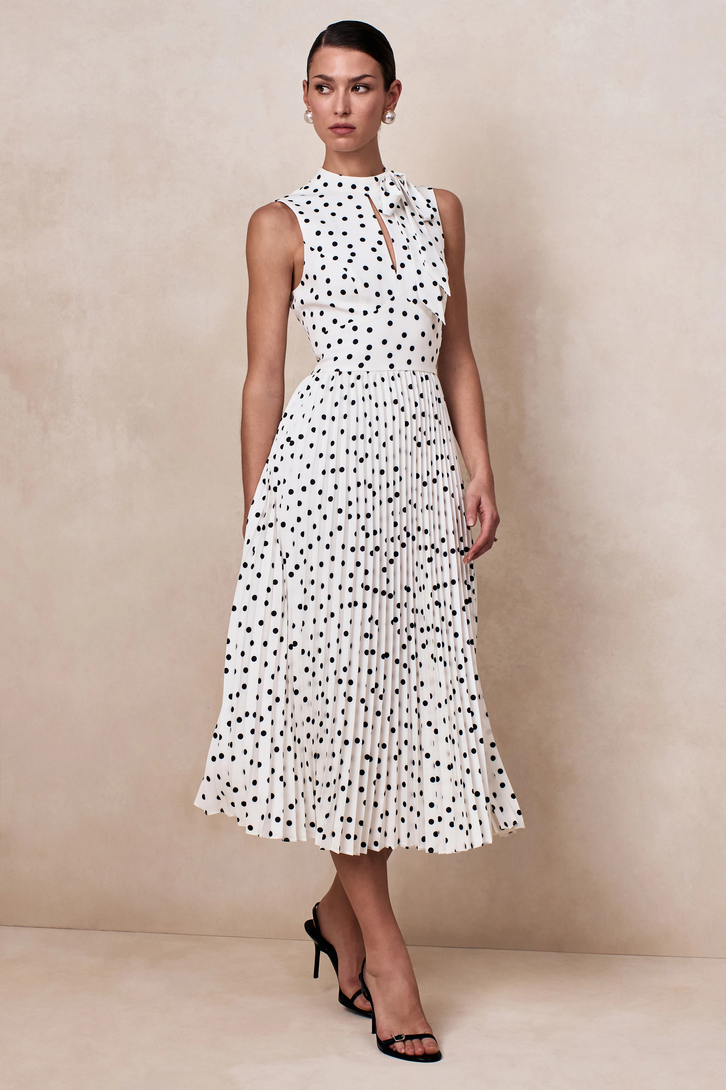 Avalon | Robe mi-longue à pois blancs à encolure écharpe avec jupe plissée - Image 4