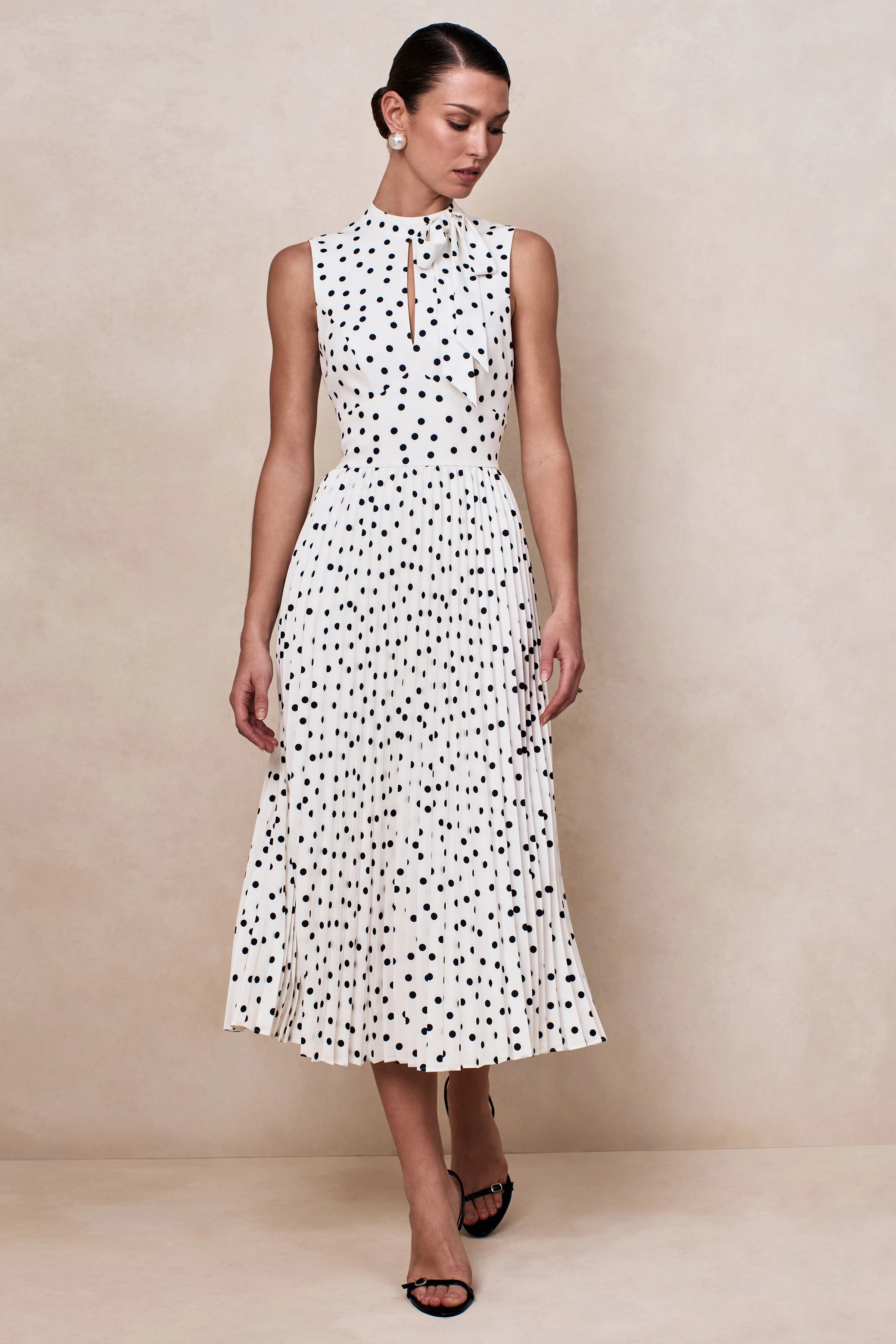 Avalon | Robe mi-longue à pois blancs à encolure écharpe avec jupe plissée - Image 5