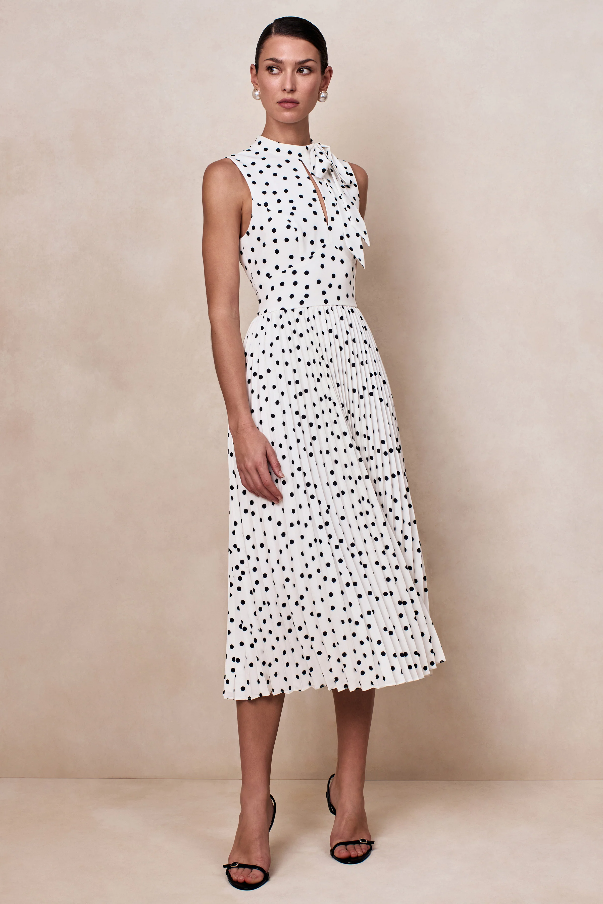Avalon | Robe mi-longue à pois blancs à encolure écharpe avec jupe plissée - Image 6