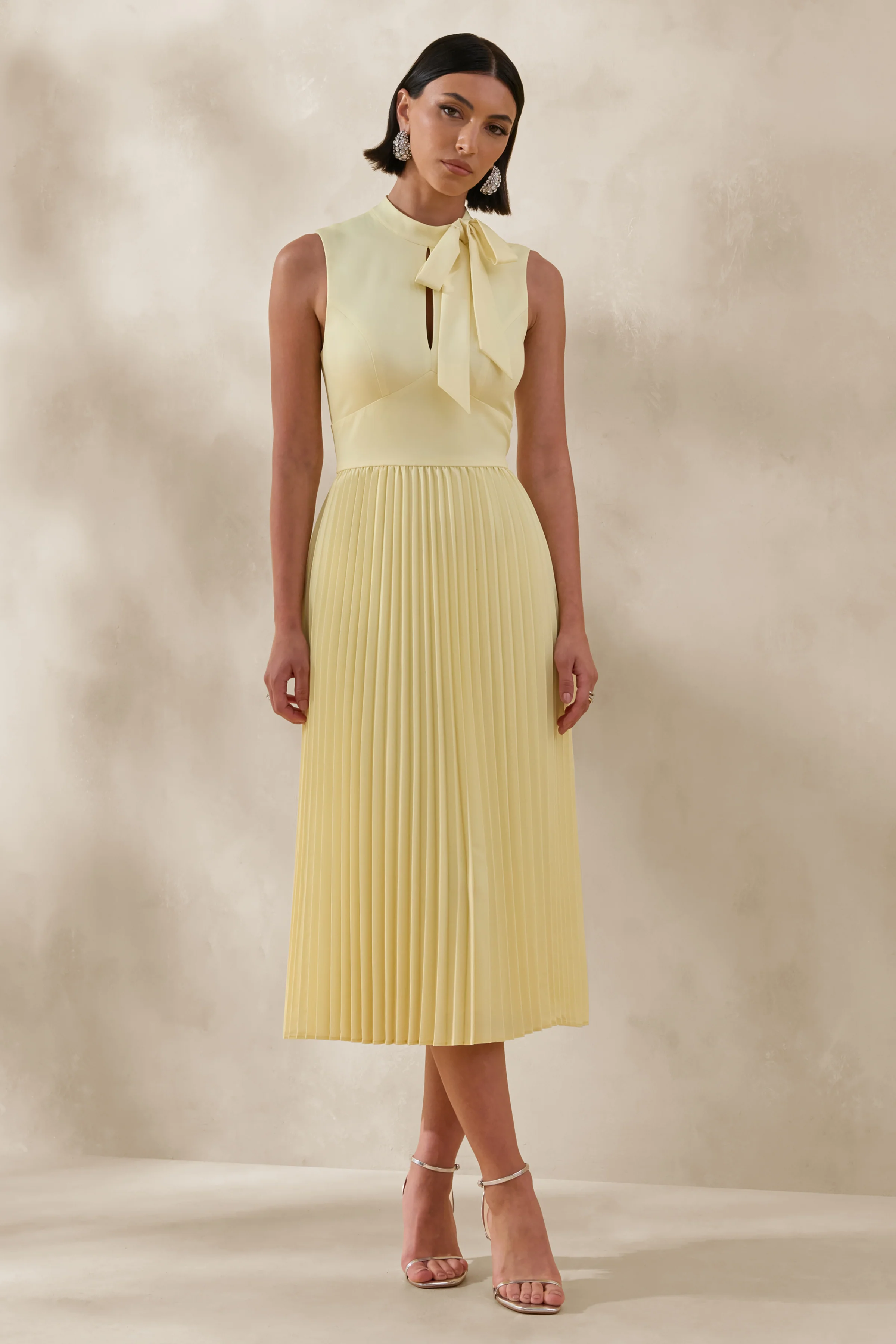 Avalon | Robe mi-longue citron avec jupe plissée et détail nœud