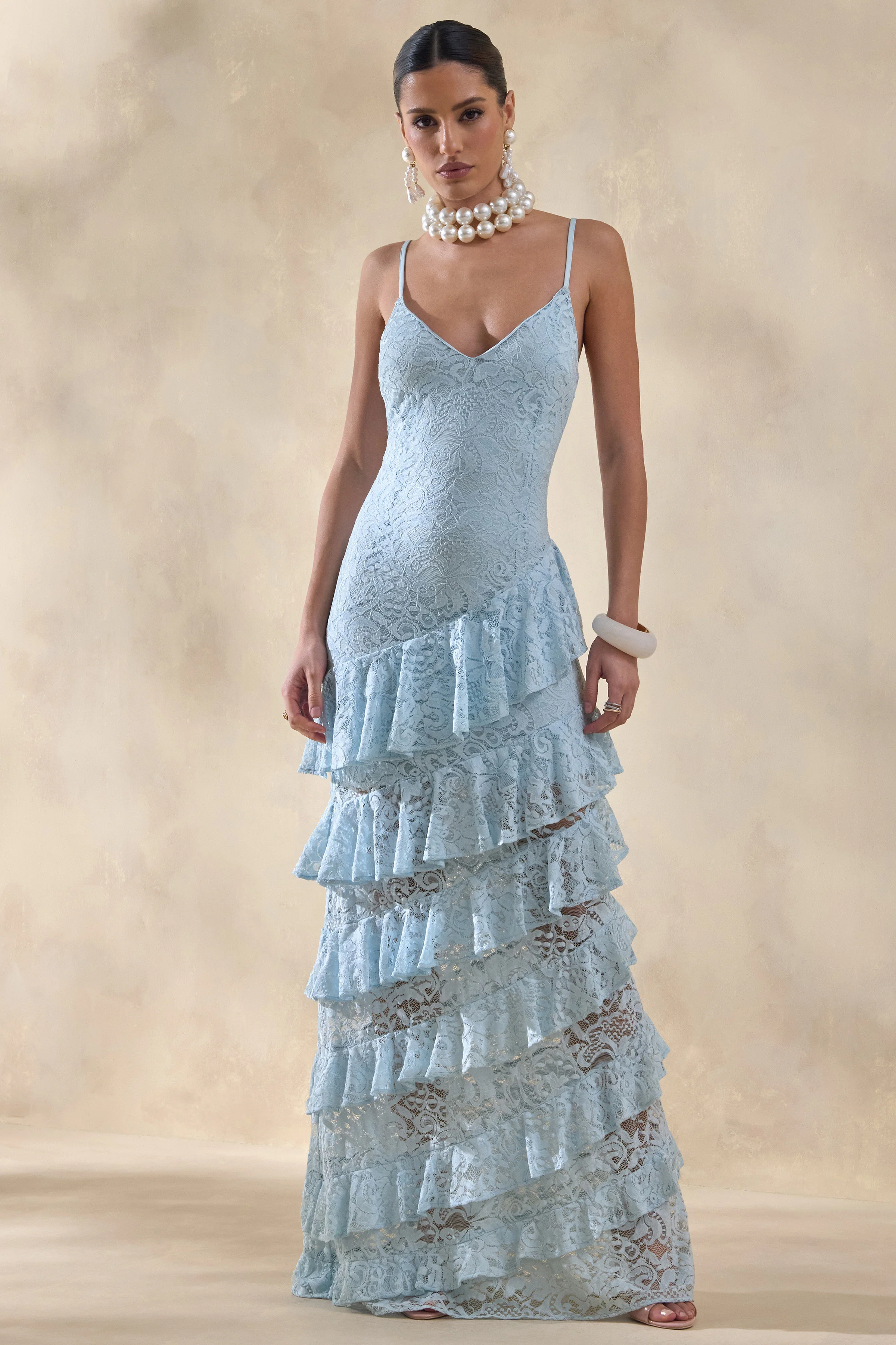 Avelisse | Robe longue bleue en dentelle à encolure plongeante avec détails volantés