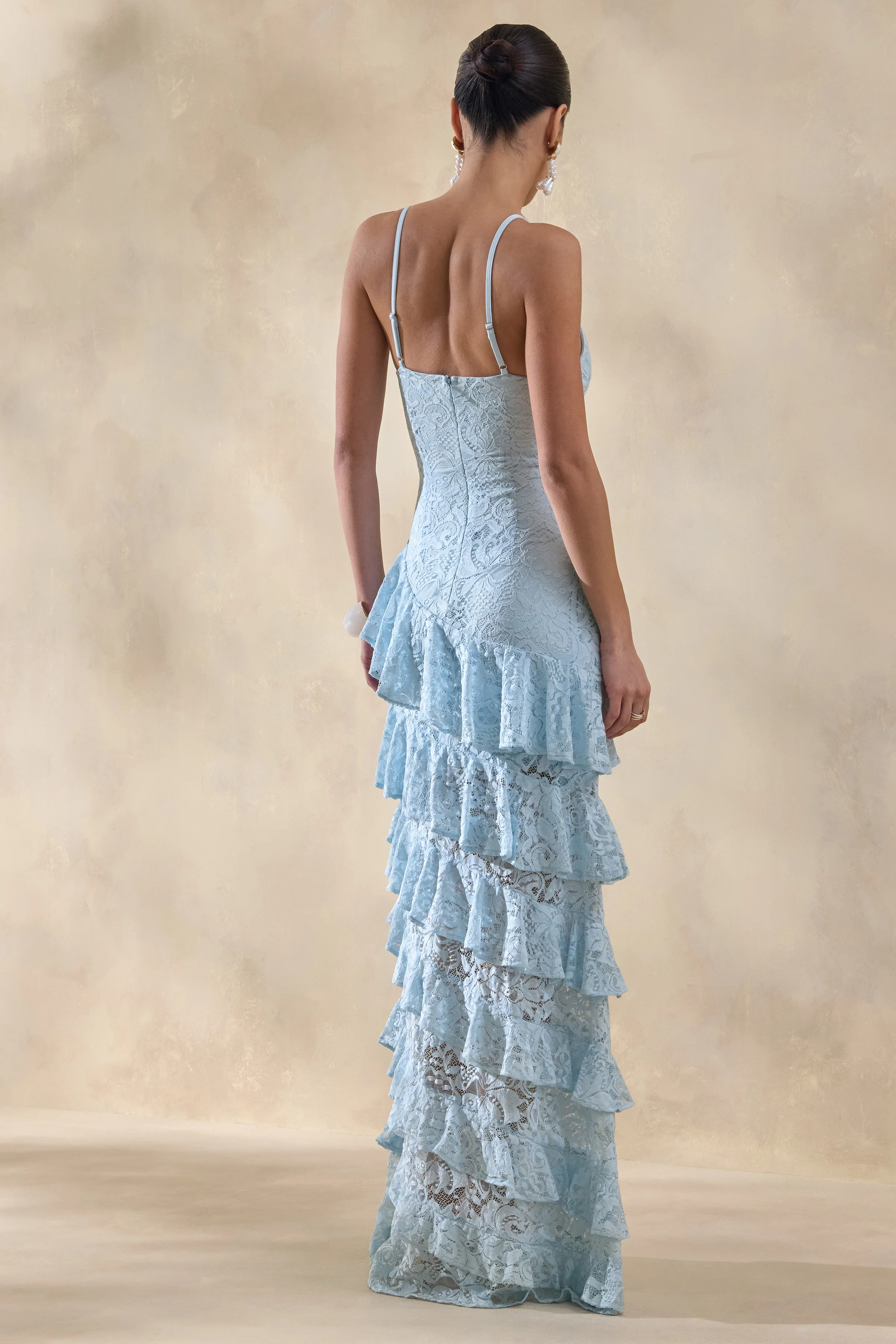 Avelisse | Robe longue bleue en dentelle à encolure plongeante avec détails volantés - Image 2