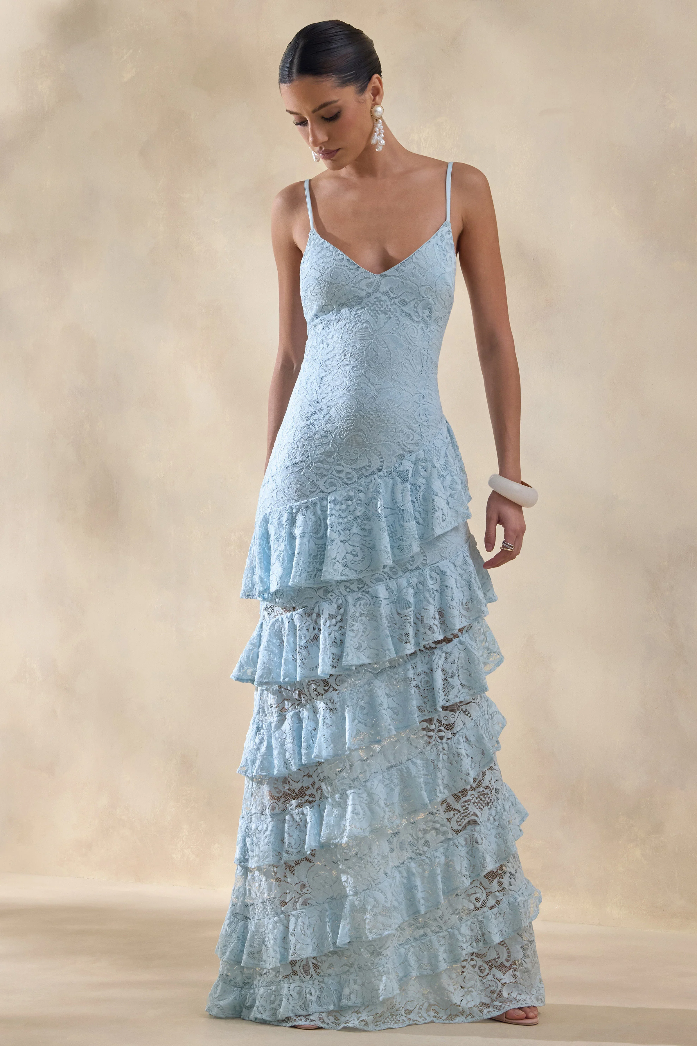 Avelisse | Robe longue bleue en dentelle à encolure plongeante avec détails volantés - Image 5