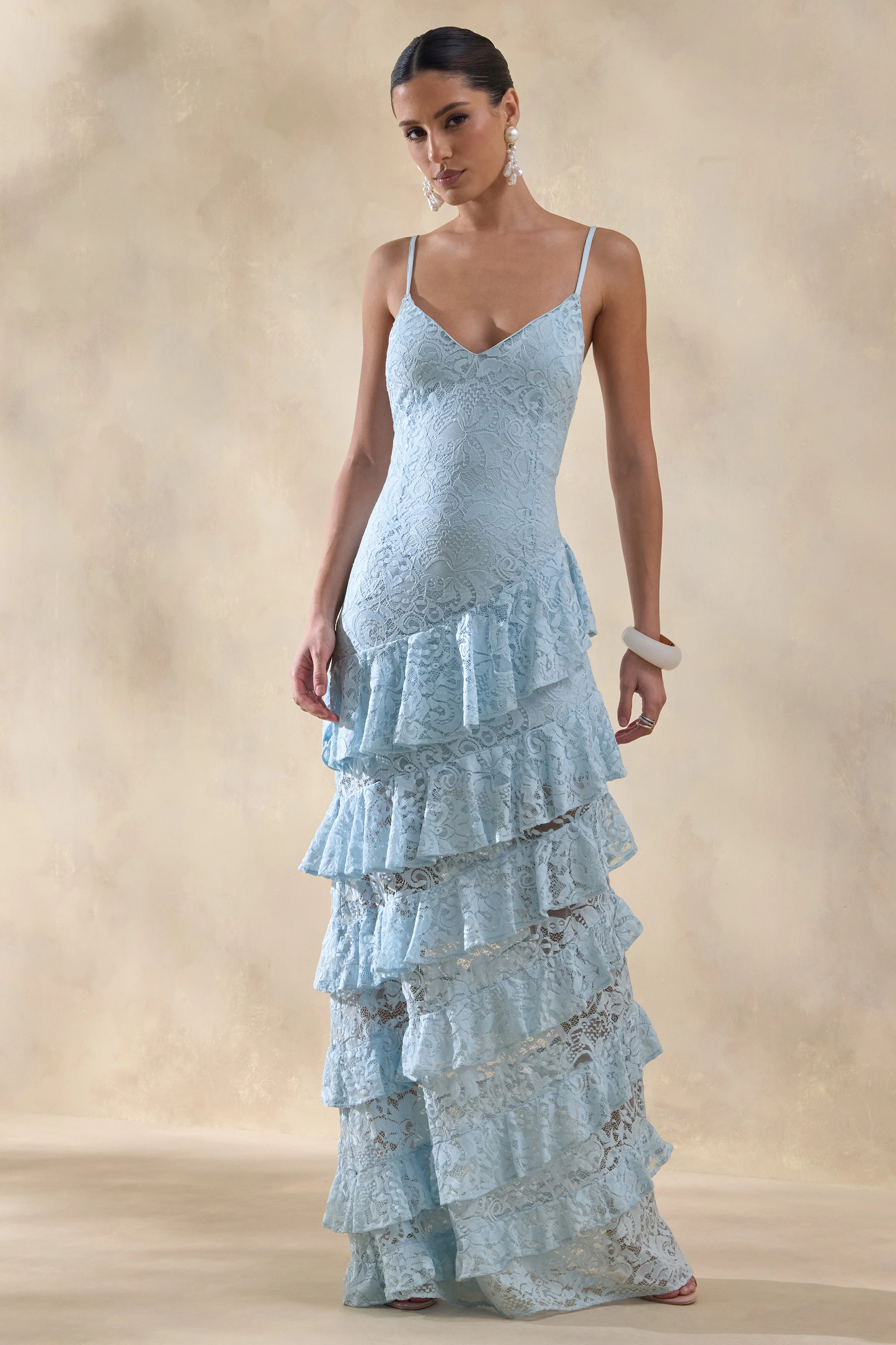 Avelisse | Robe longue bleue en dentelle à encolure plongeante avec détails volantés - Image 6