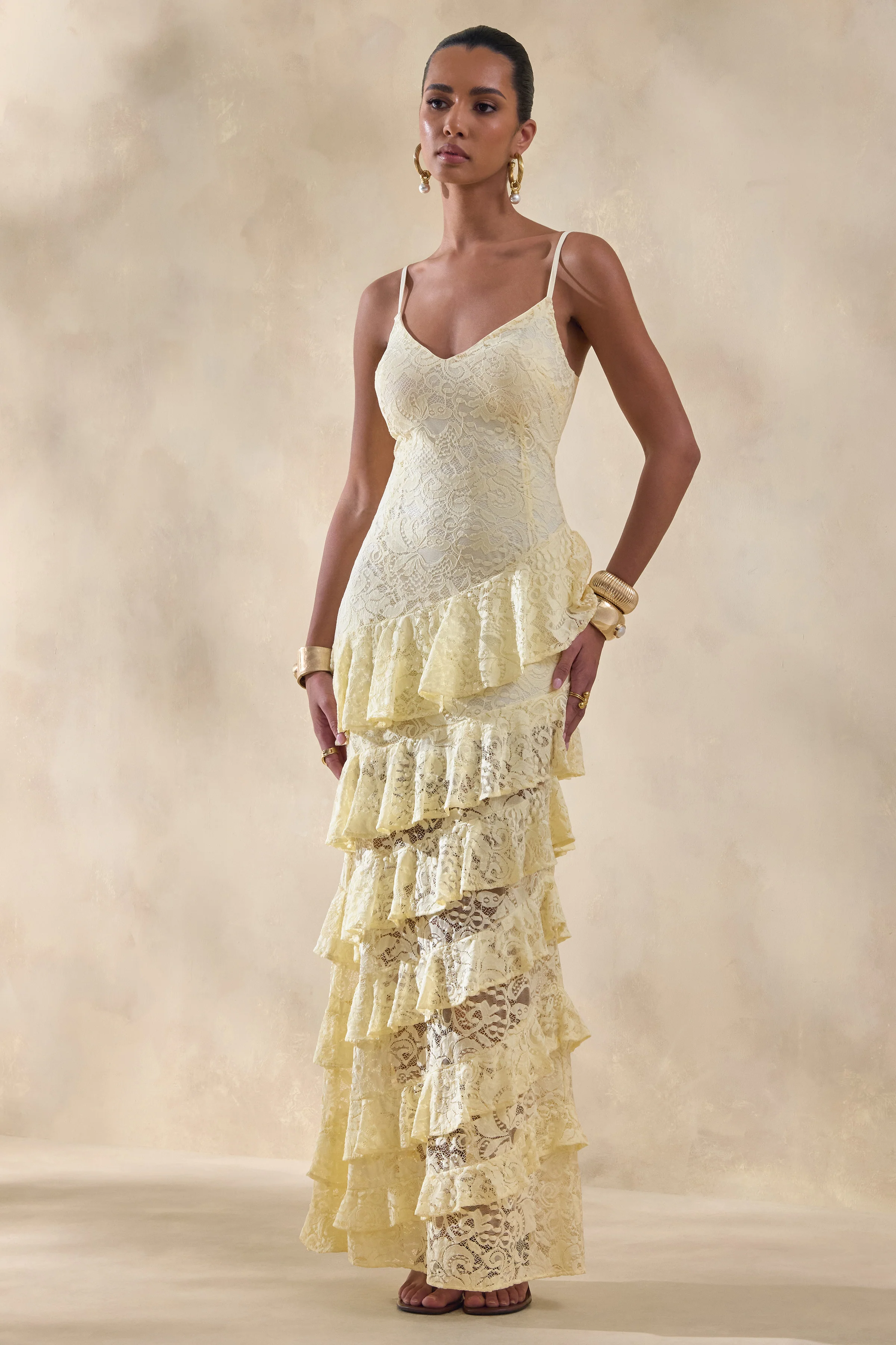 Avelisse | Robe longue citron en dentelle à encolure plongeante avec détails volantés