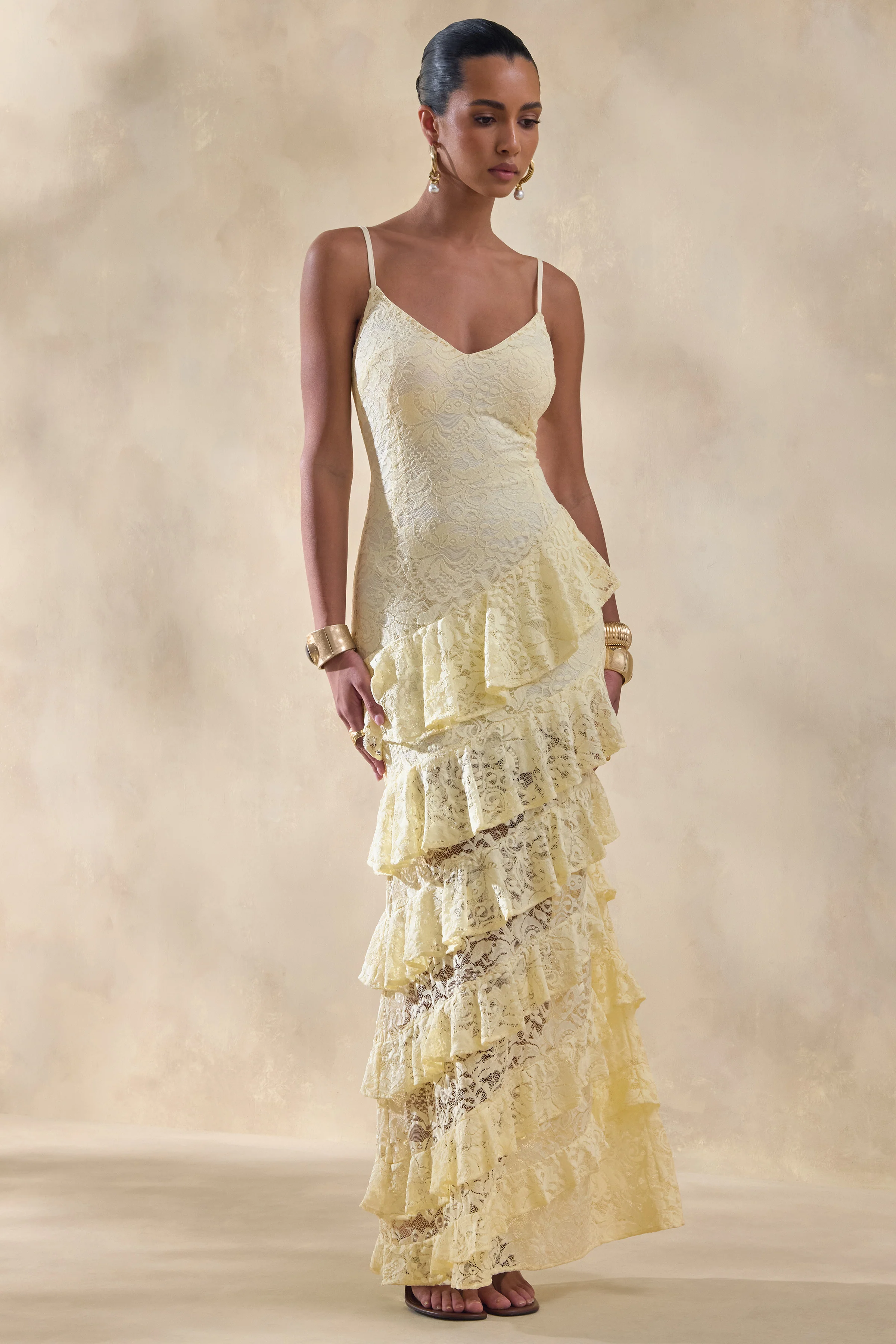 Avelisse | Robe longue citron en dentelle à encolure plongeante avec détails volantés - Image 5