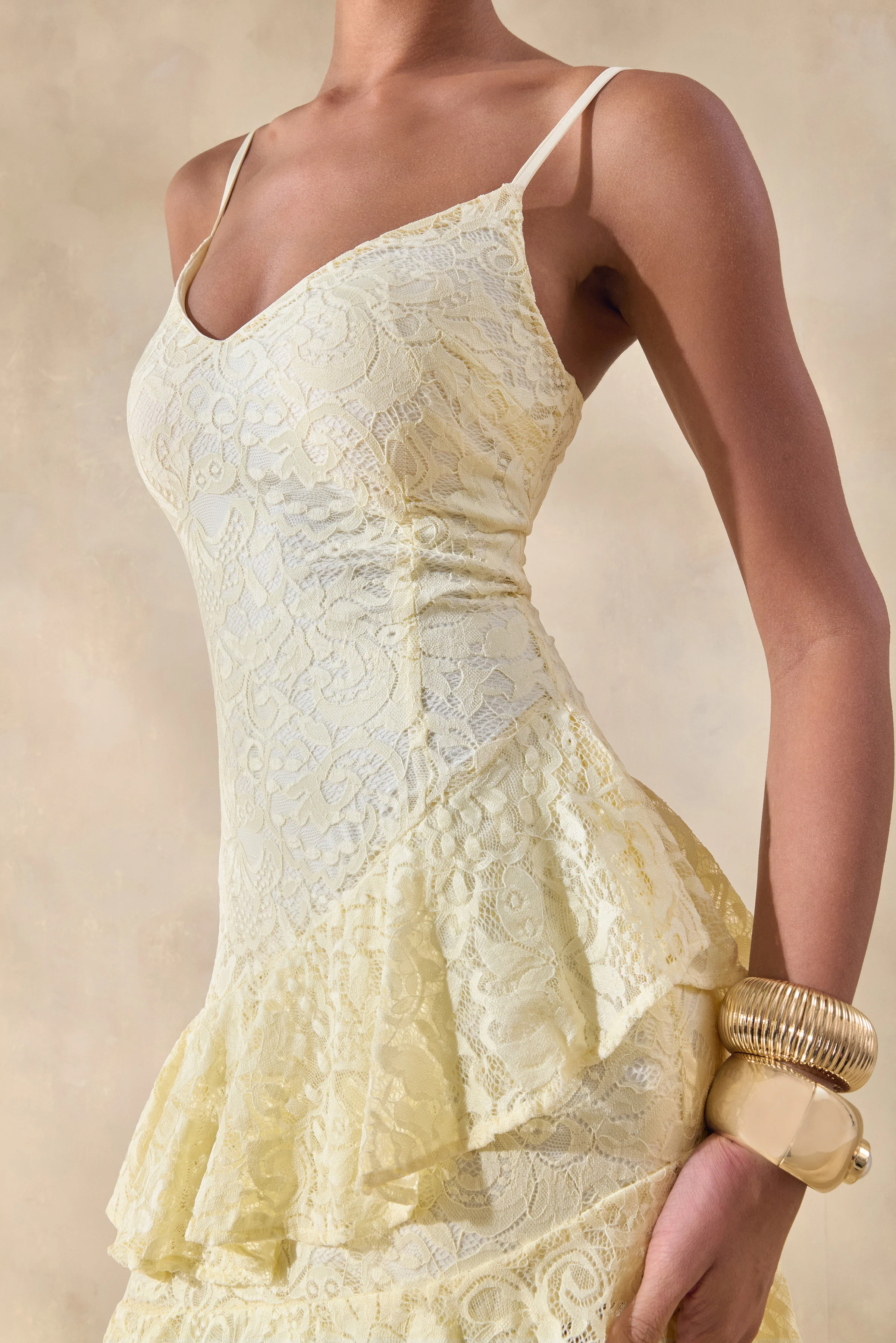Avelisse | Robe longue citron en dentelle à encolure plongeante avec détails volantés - Image 6