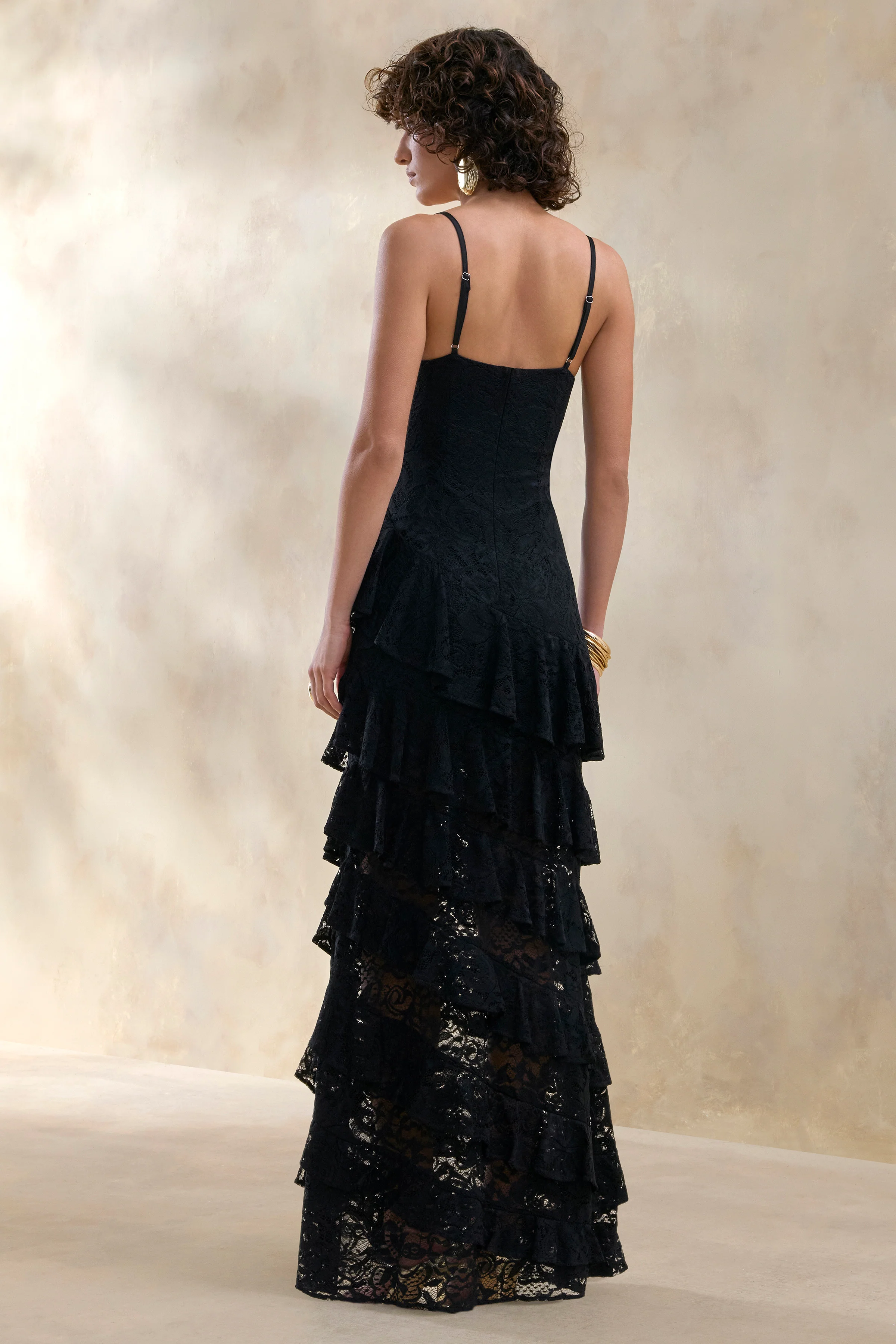 Avelisse | Robe longue noire en dentelle à encolure plongeante avec détails volantés - Image 2