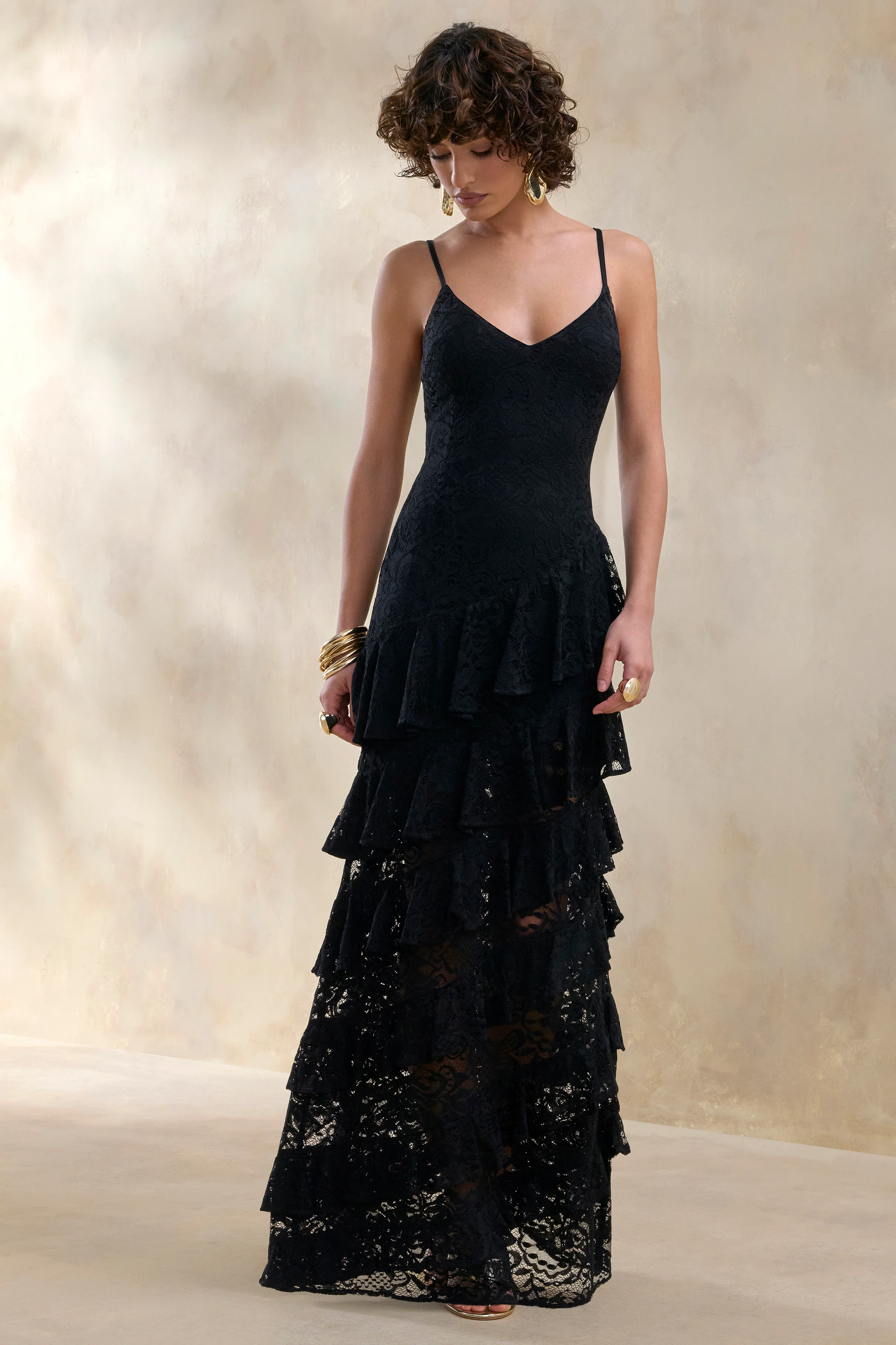 Avelisse | Robe longue noire en dentelle à encolure plongeante avec détails volantés - Image 4