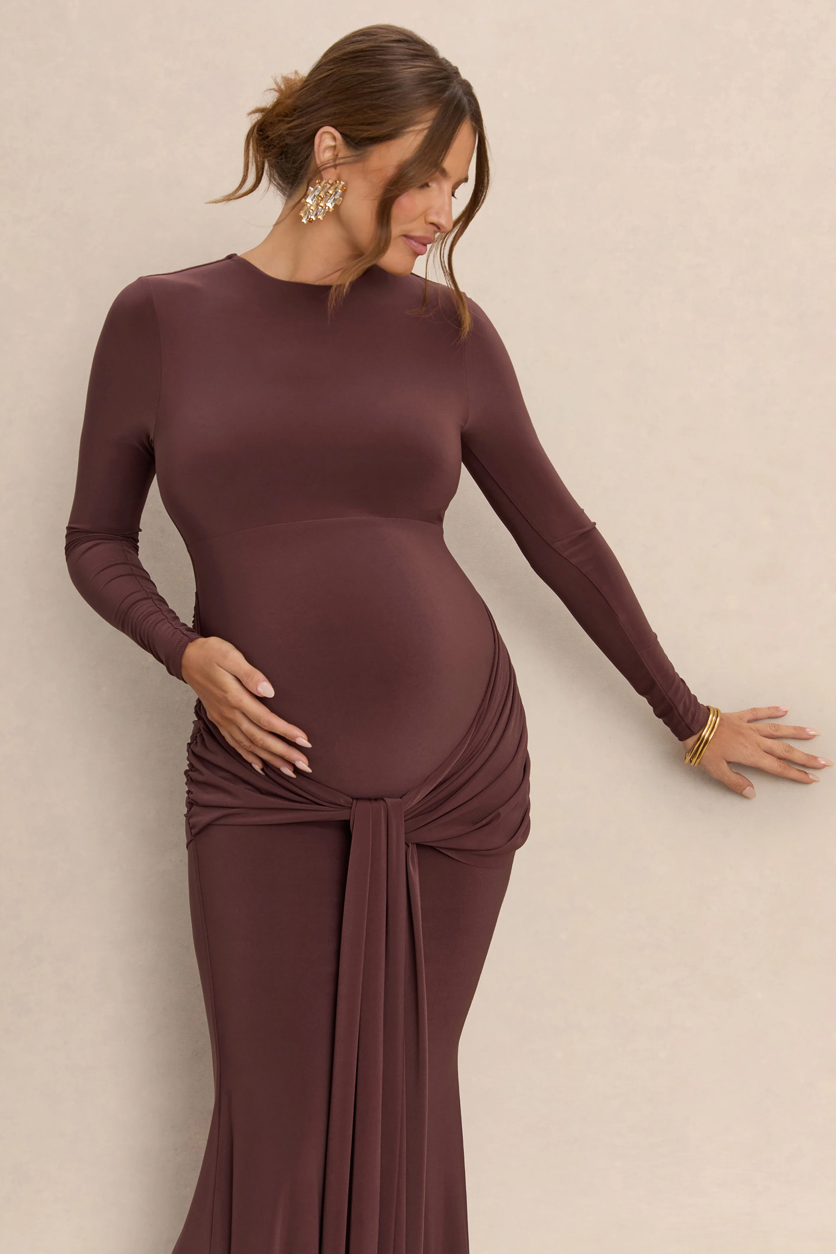 Aveny | Robe longue marron à col ras-du-cou avec détails froncés et ceinture - Image 3