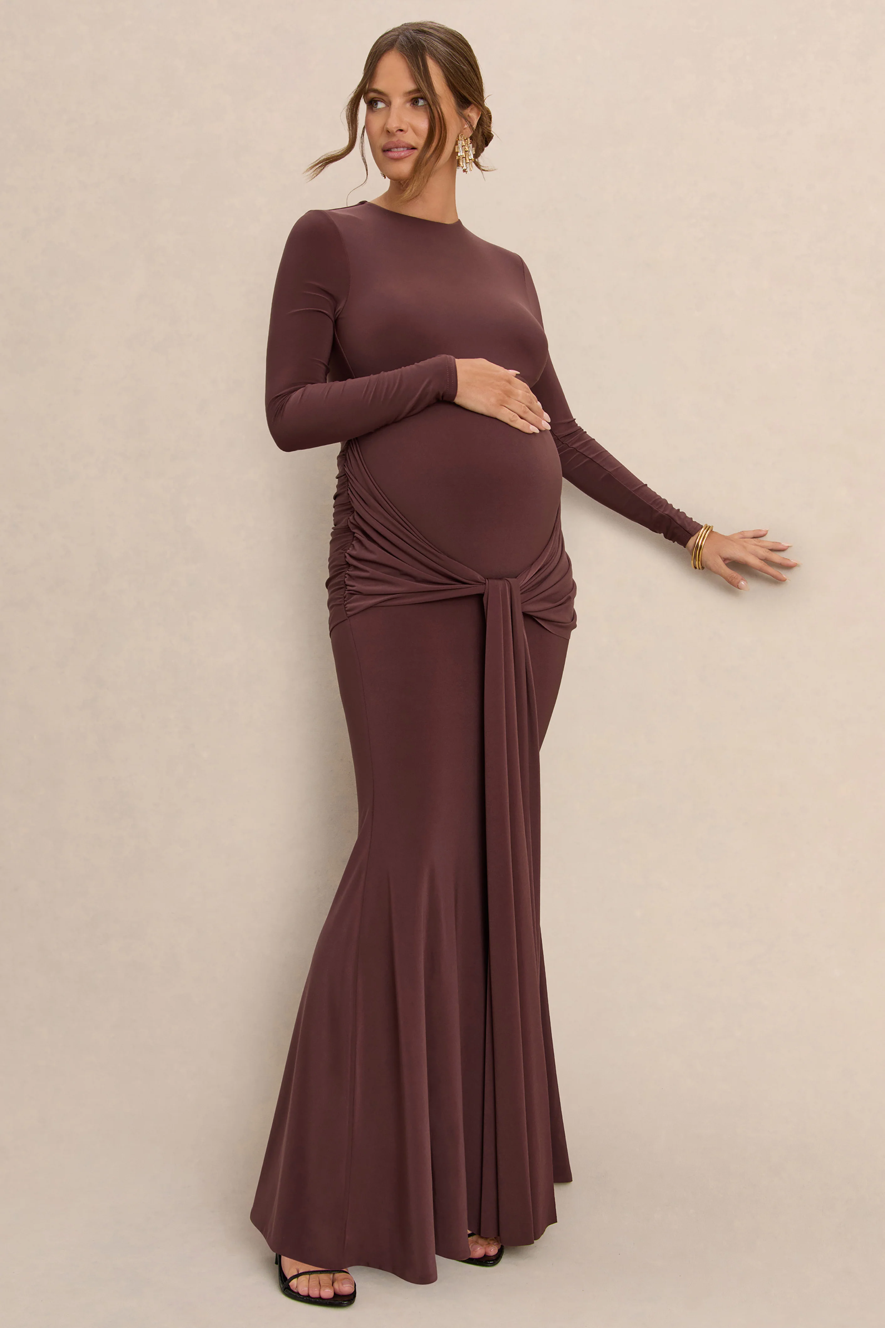 Aveny | Robe longue marron à col ras-du-cou avec détails froncés et ceinture - Image 4