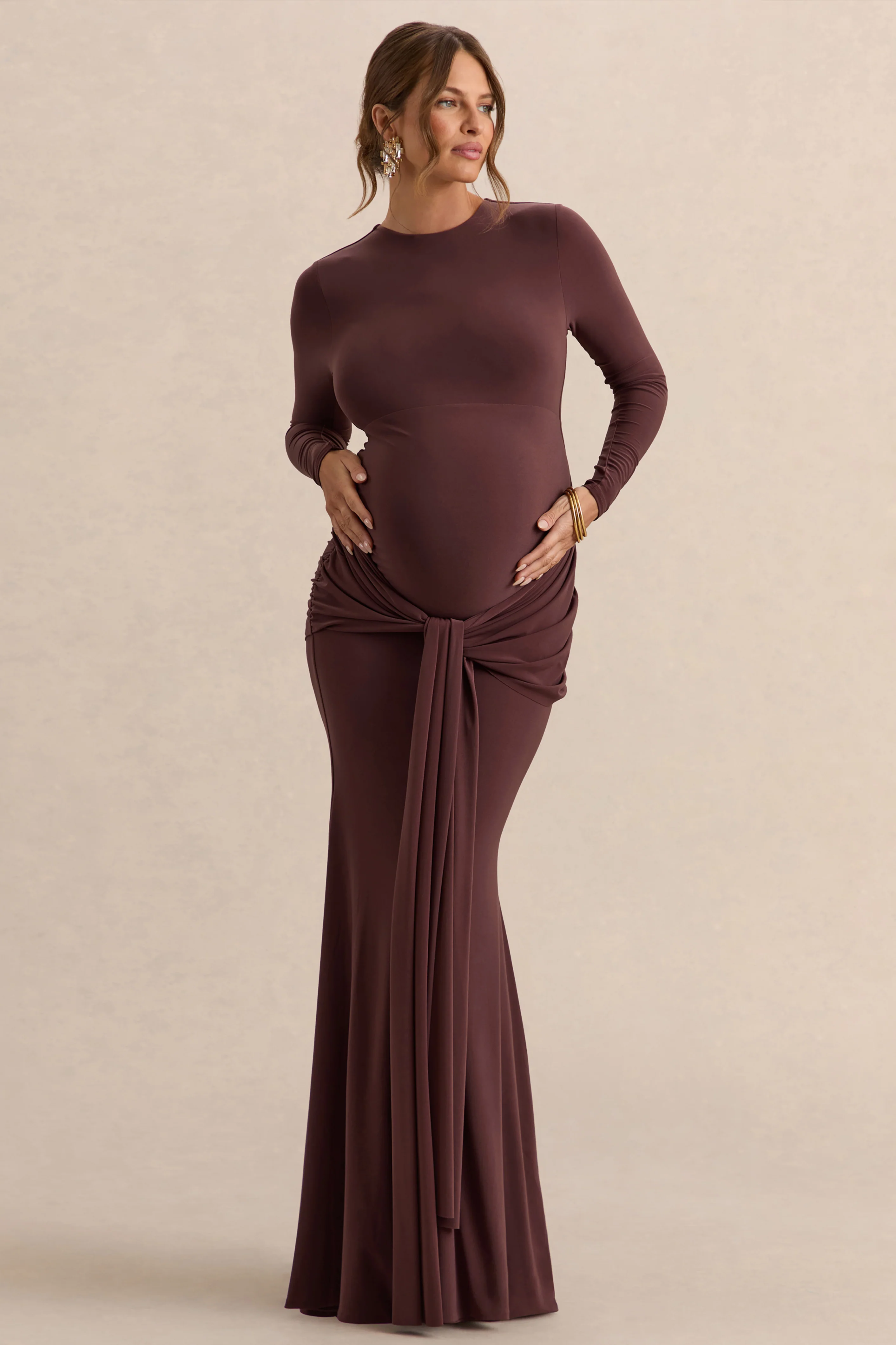 Aveny | Robe longue marron à col ras-du-cou avec détails froncés et ceinture - Image 5