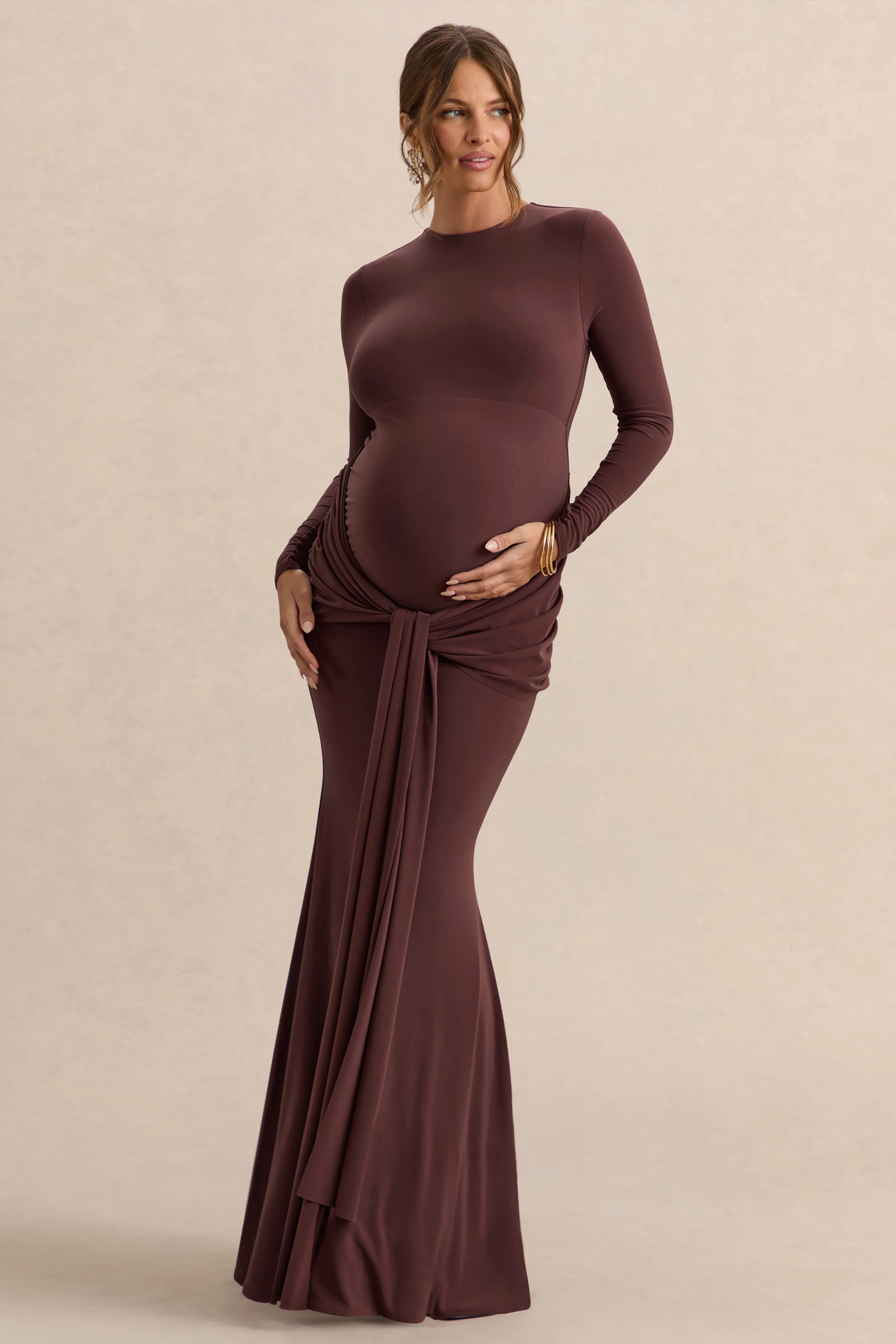 Aveny | Robe longue marron à col ras-du-cou avec détails froncés et ceinture - Image 6