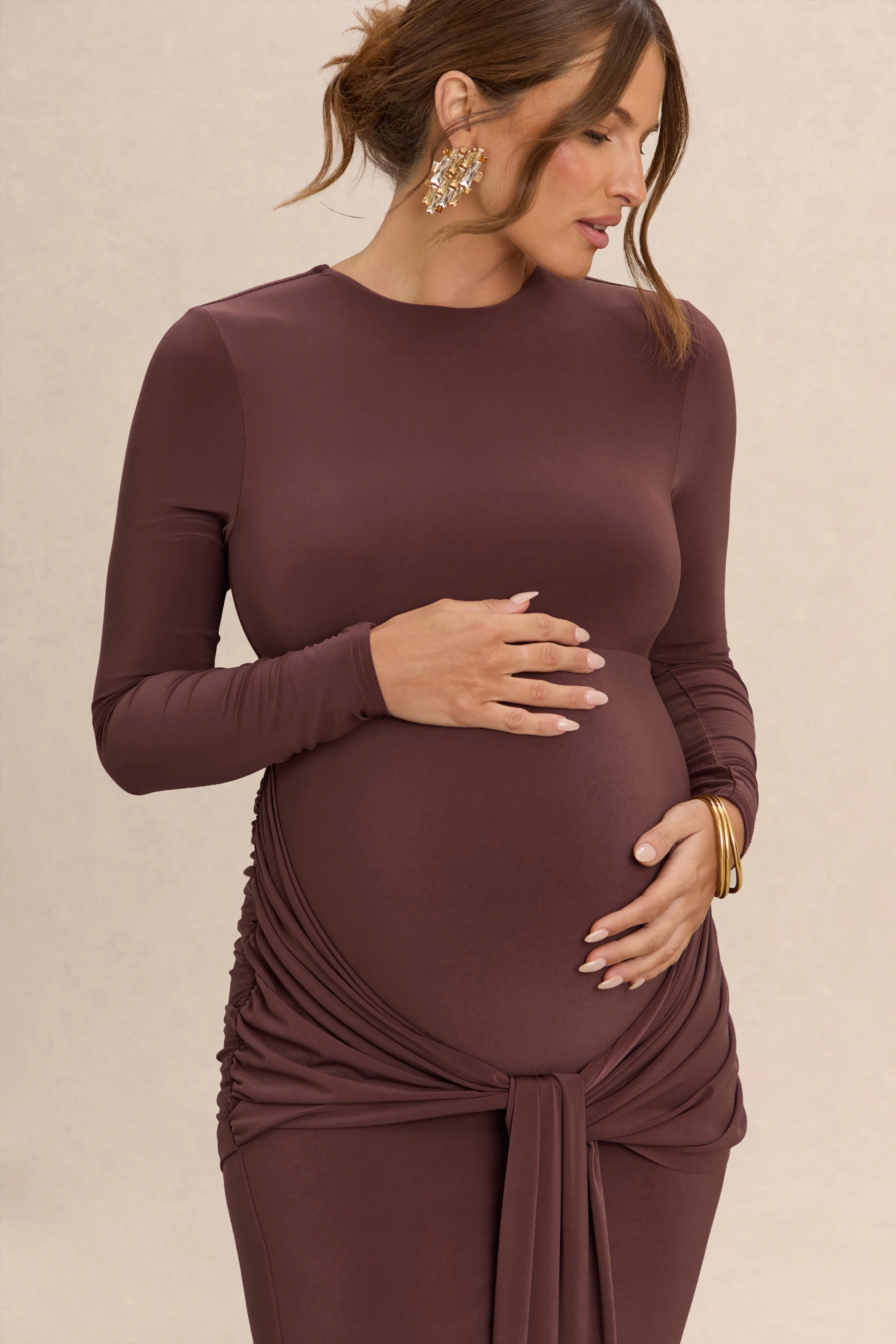 Aveny | Robe longue marron à col ras-du-cou avec détails froncés et ceinture - Image 7