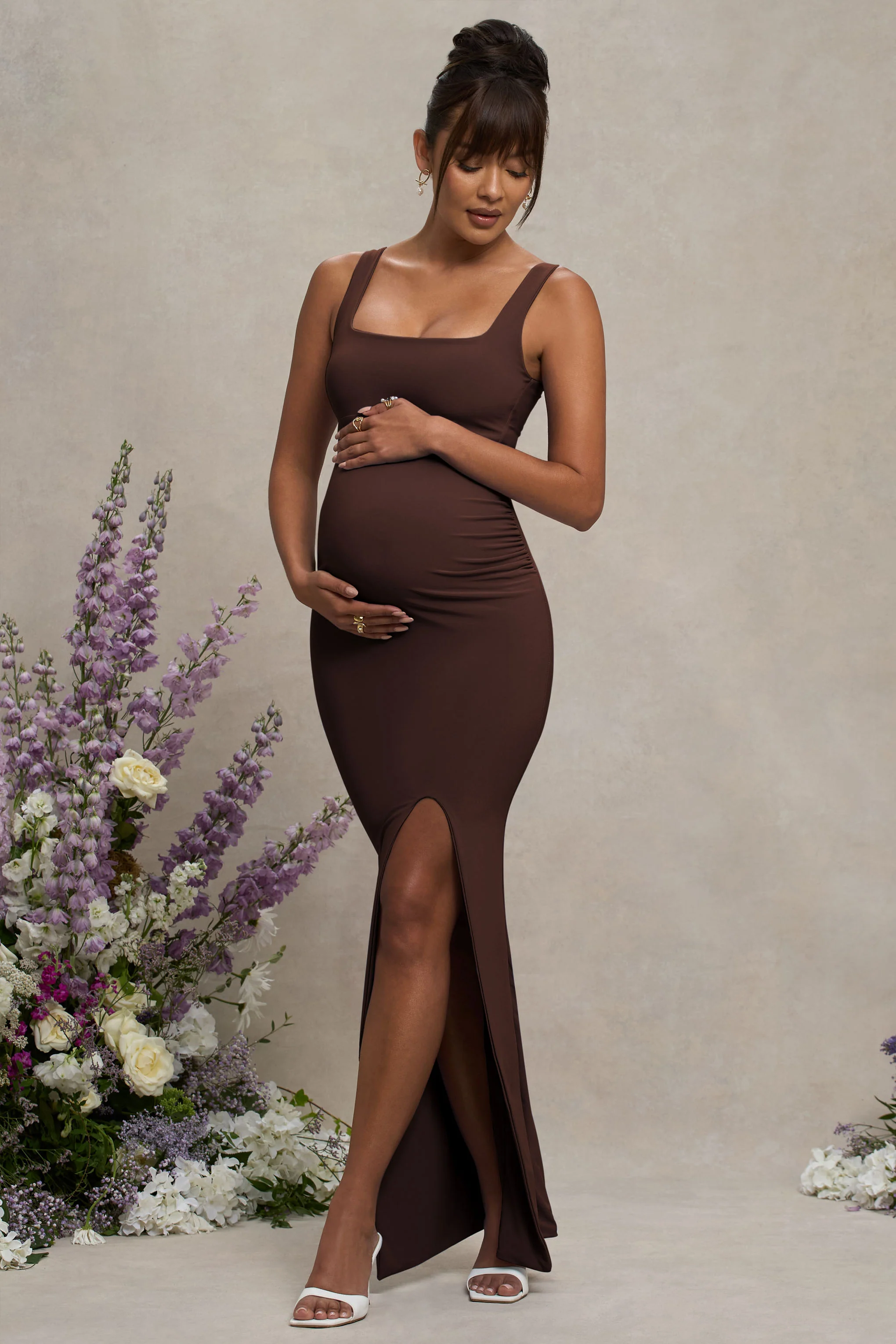 Avril | Robe longue de maternité marron à encolure carrée avec fente - Image 4
