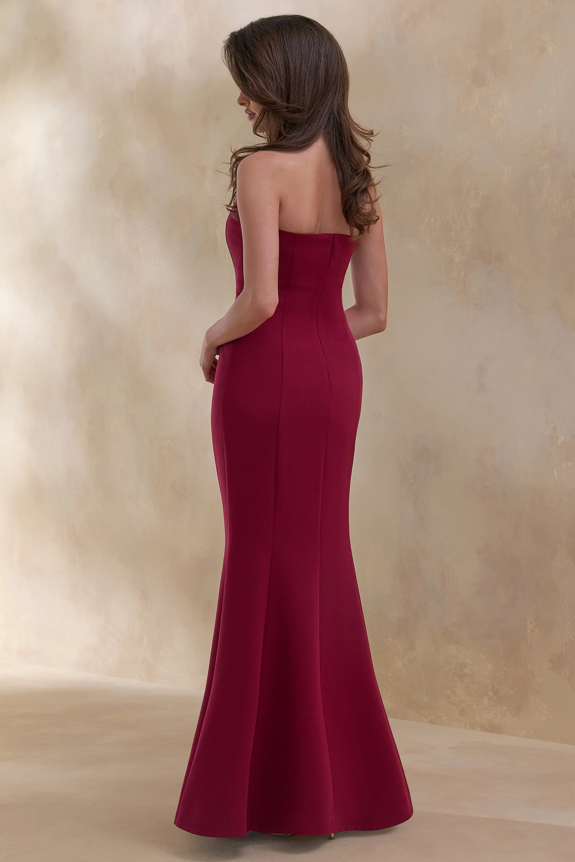 Aylana | Robe longue bordeaux à décolleté bandeau avec détails ornés - Image 2