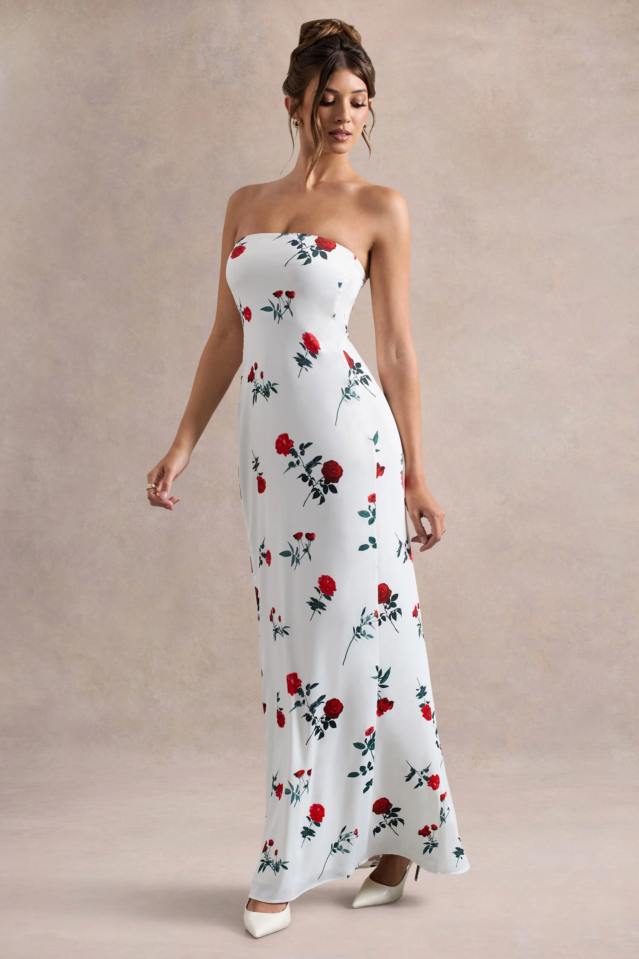Azra | Robe longue  en satin à imprimé floral et décolleté bandeau - Image 4