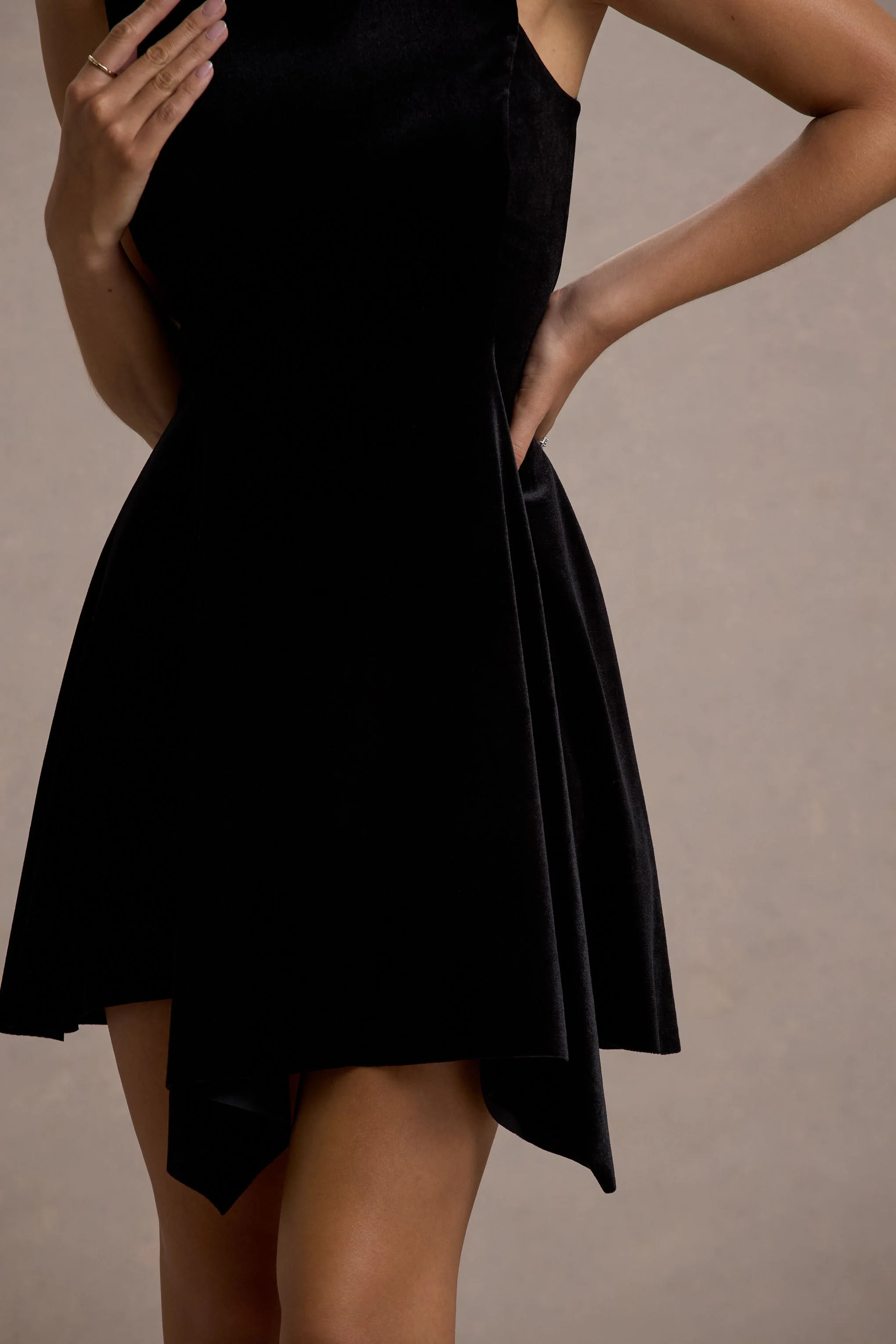 Baker | Mini-robe en velours noir à ourlet drapé - Image 6