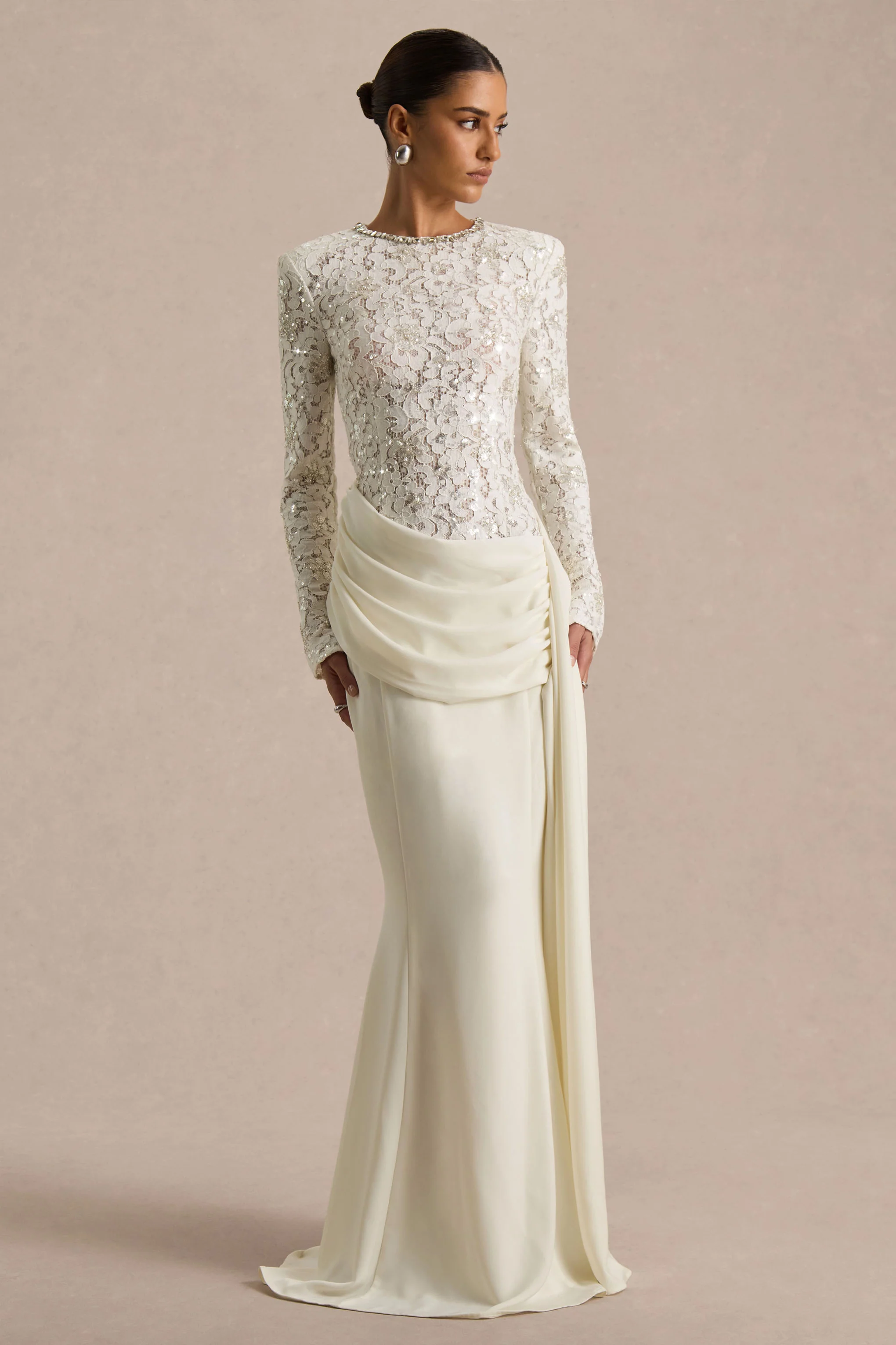 Beau | Robe longue en dentelle écrue à encolure ras-du-cou ornée avec détail drapé