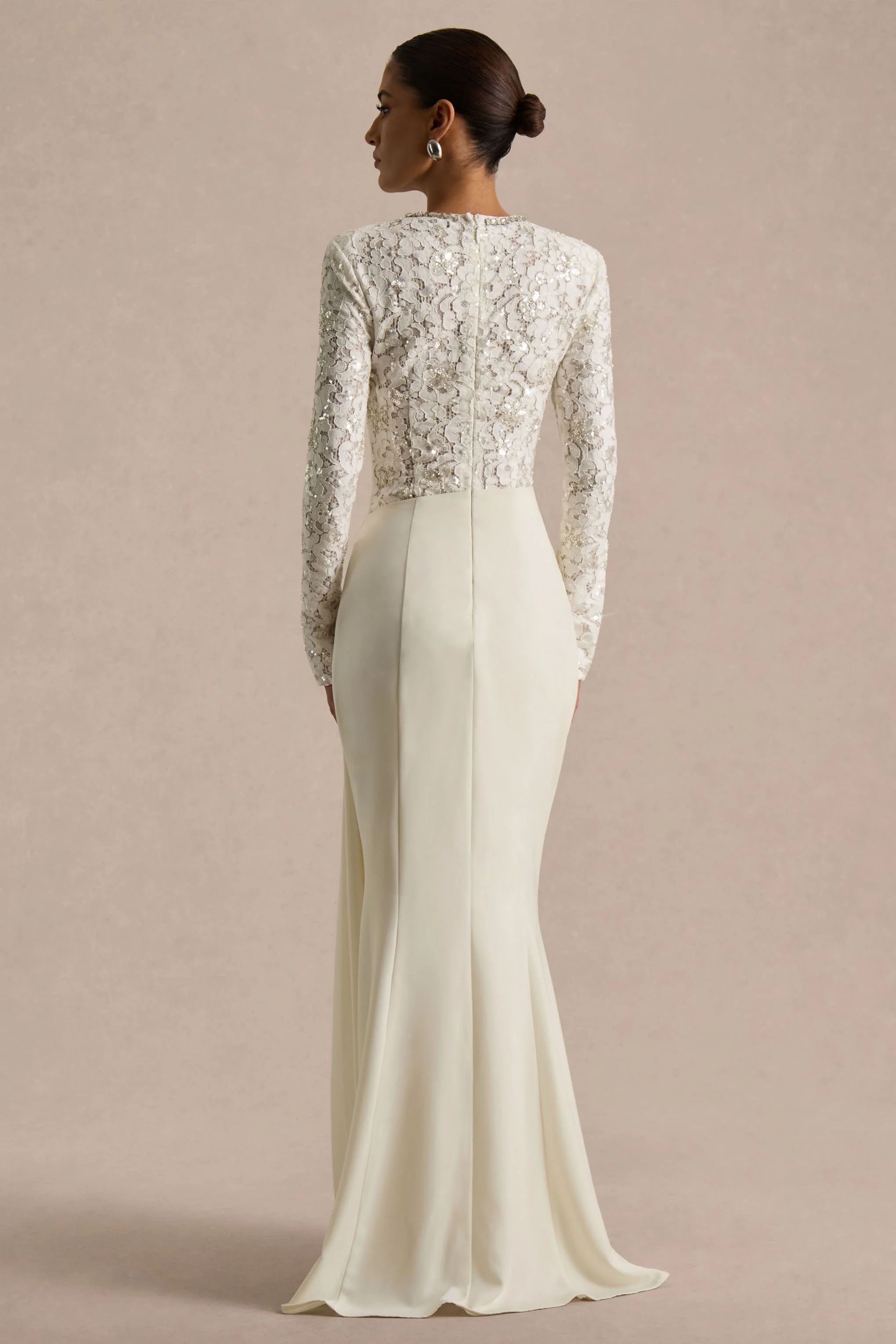 Beau | Robe longue en dentelle écrue à encolure ras-du-cou ornée avec détail drapé - Image 2