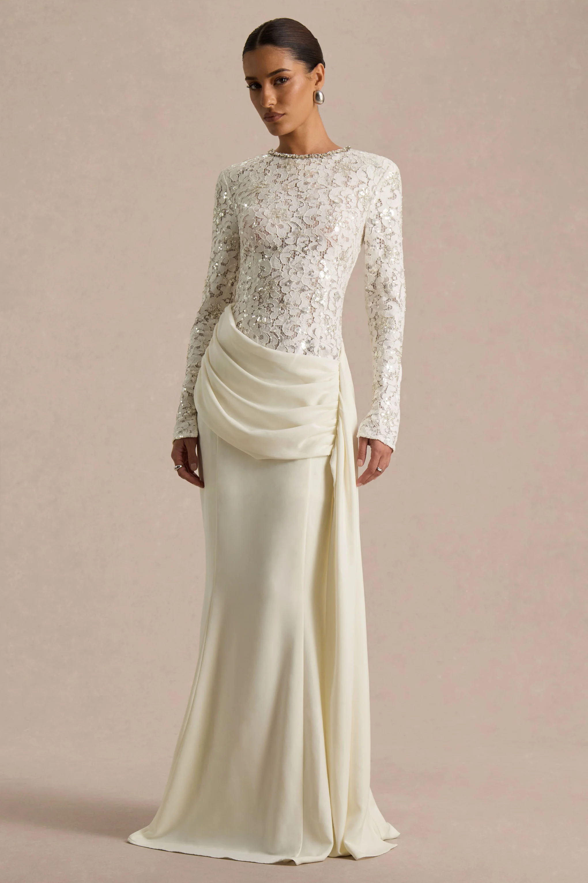 Beau | Robe longue en dentelle écrue à encolure ras-du-cou ornée avec détail drapé - Image 3