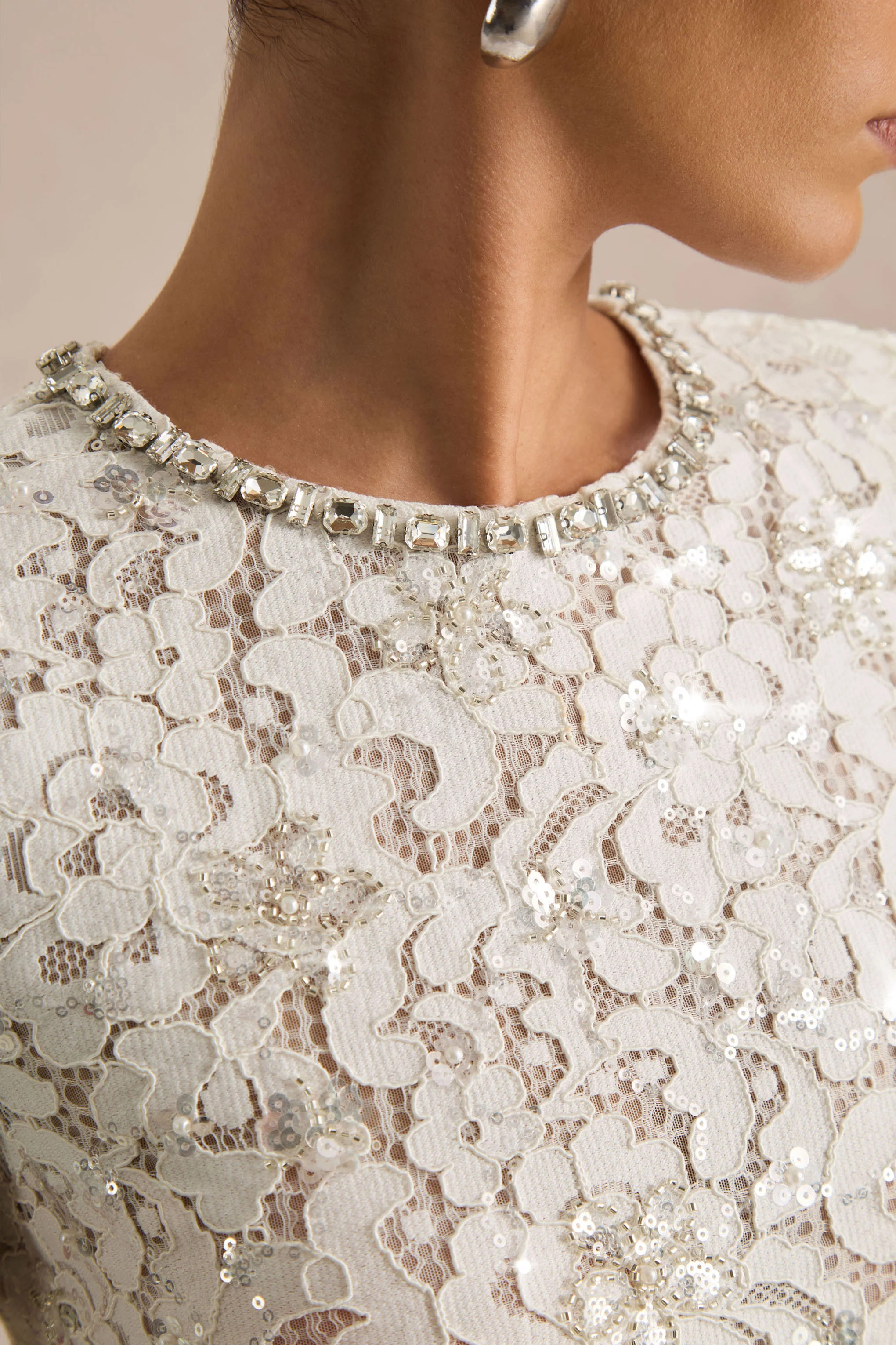 Beau | Robe longue en dentelle écrue à encolure ras-du-cou ornée avec détail drapé - Image 4