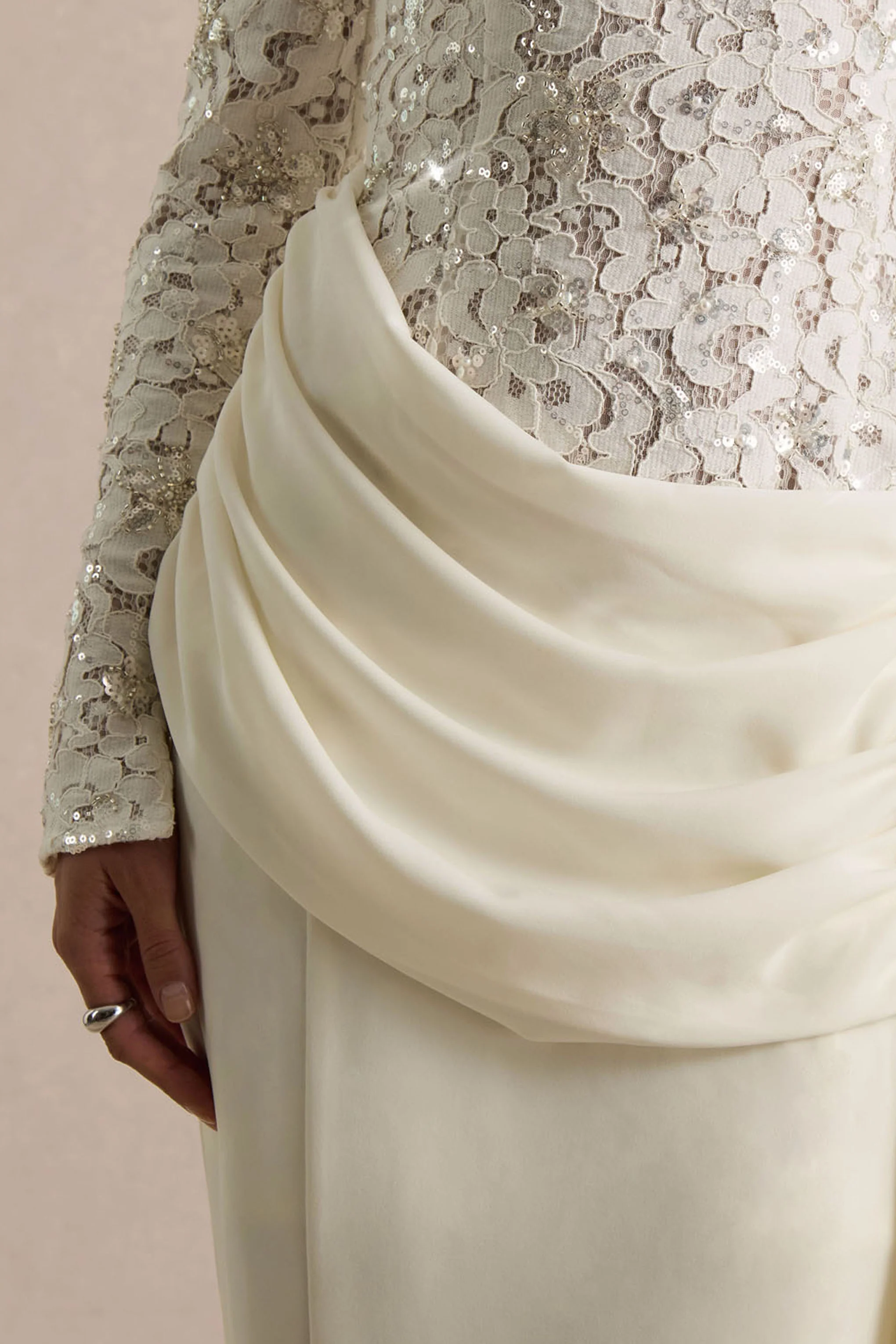 Beau | Robe longue en dentelle écrue à encolure ras-du-cou ornée avec détail drapé - Image 6