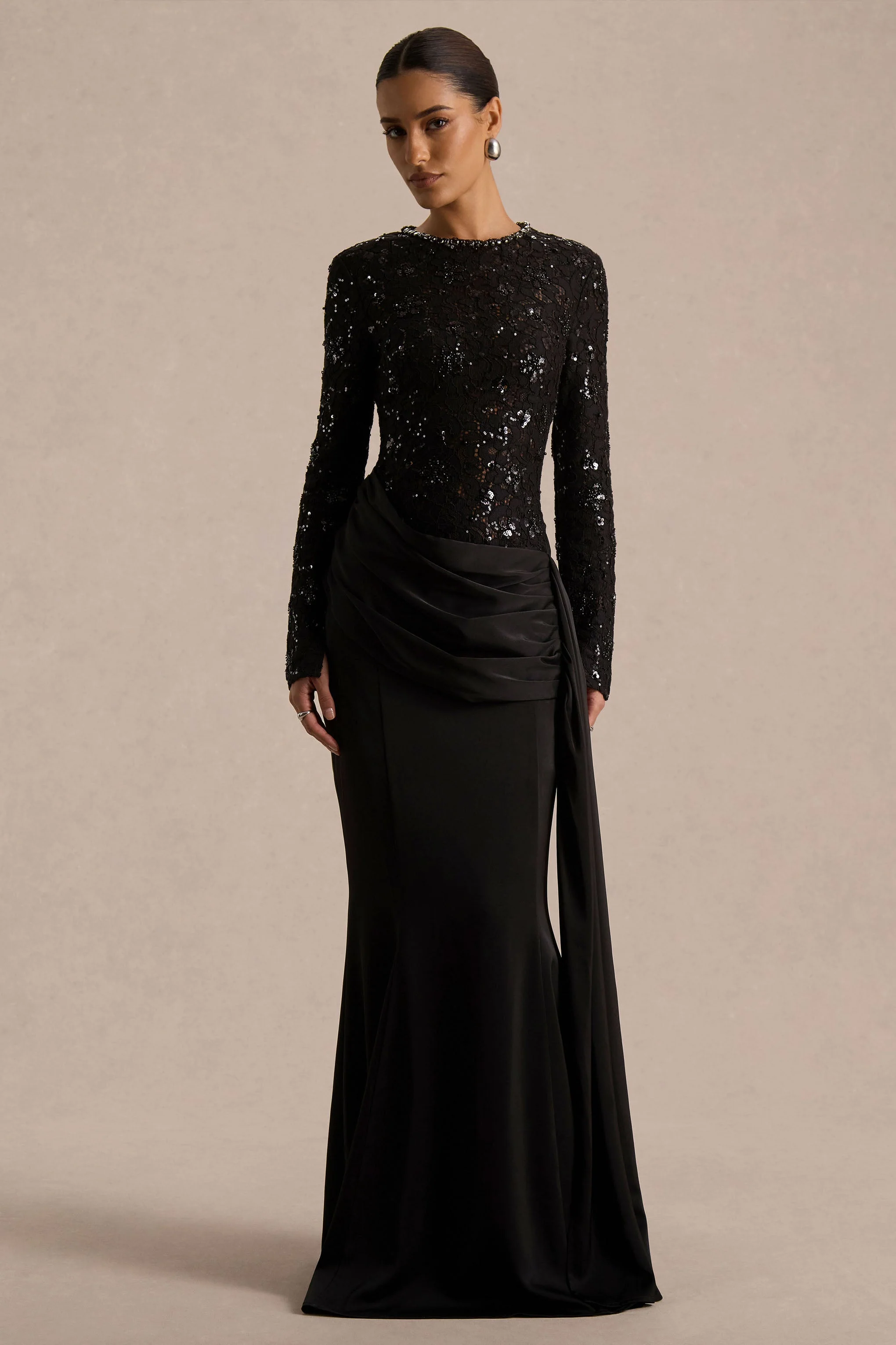 Beau | Robe longue noire en dentelle à encolure haute avec détail drapé