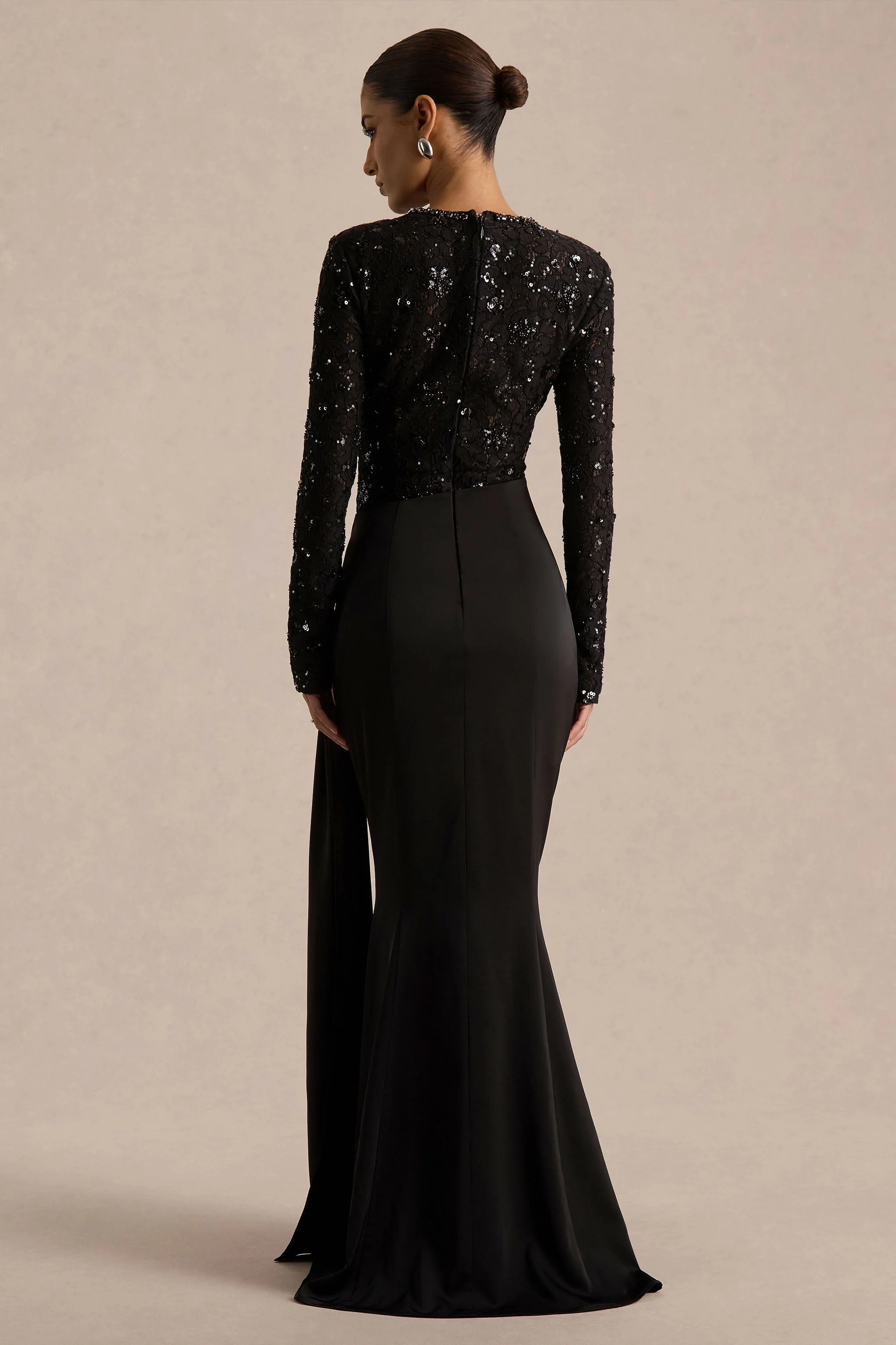 Beau | Robe longue noire en dentelle à encolure haute avec détail drapé - Image 2