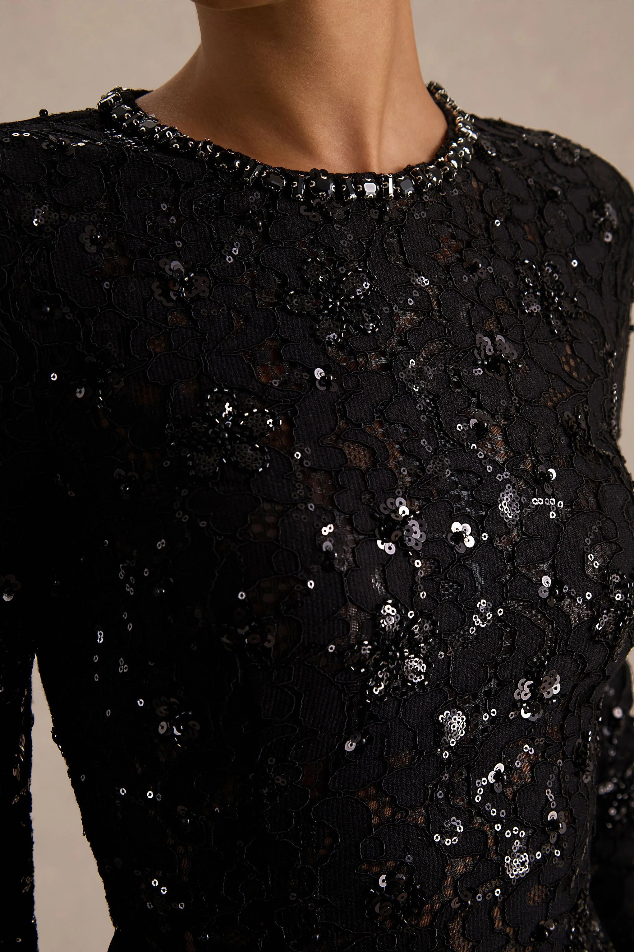 Beau | Robe longue noire en dentelle à encolure haute avec détail drapé - Image 3