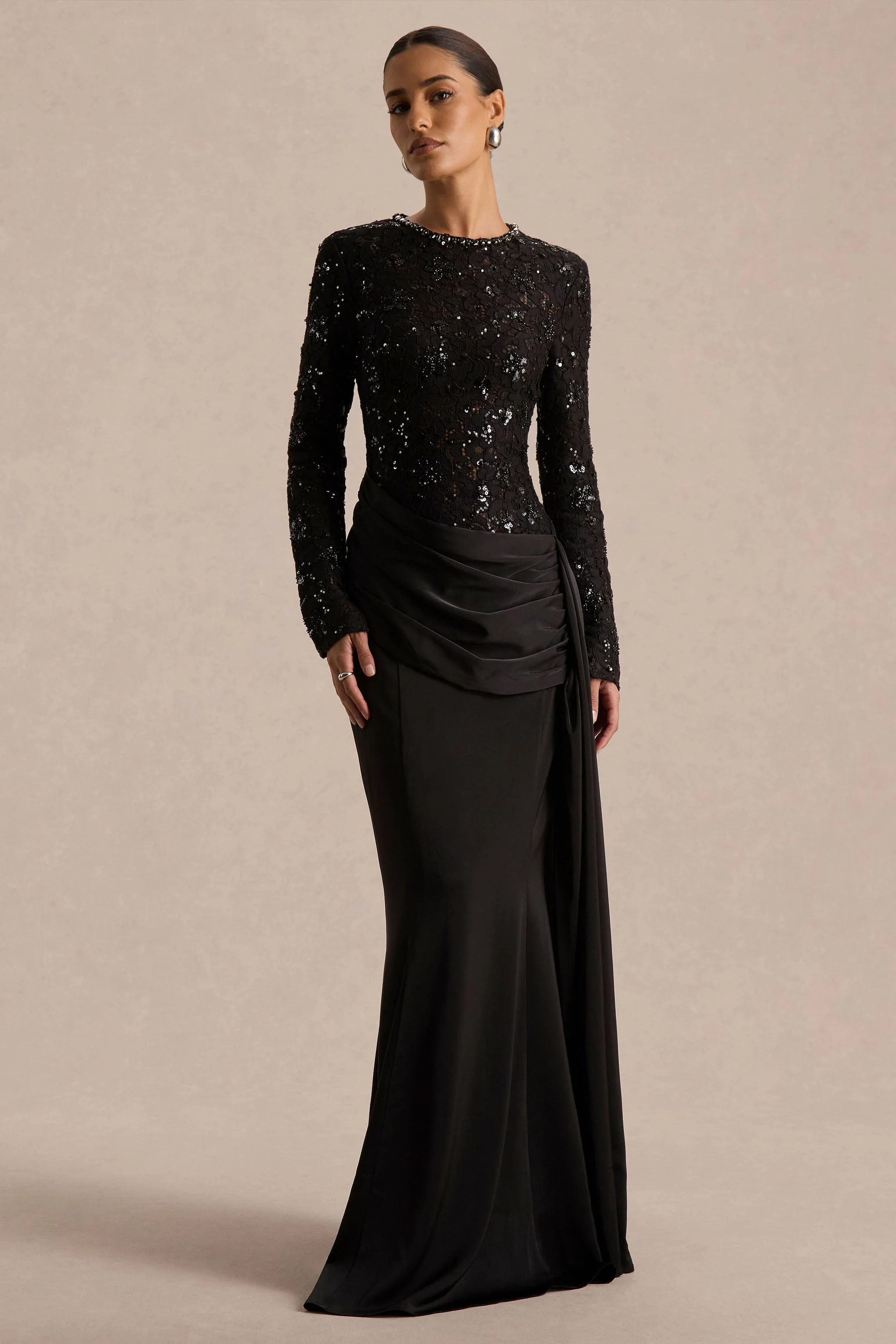 Beau | Robe longue noire en dentelle à encolure haute avec détail drapé - Image 4