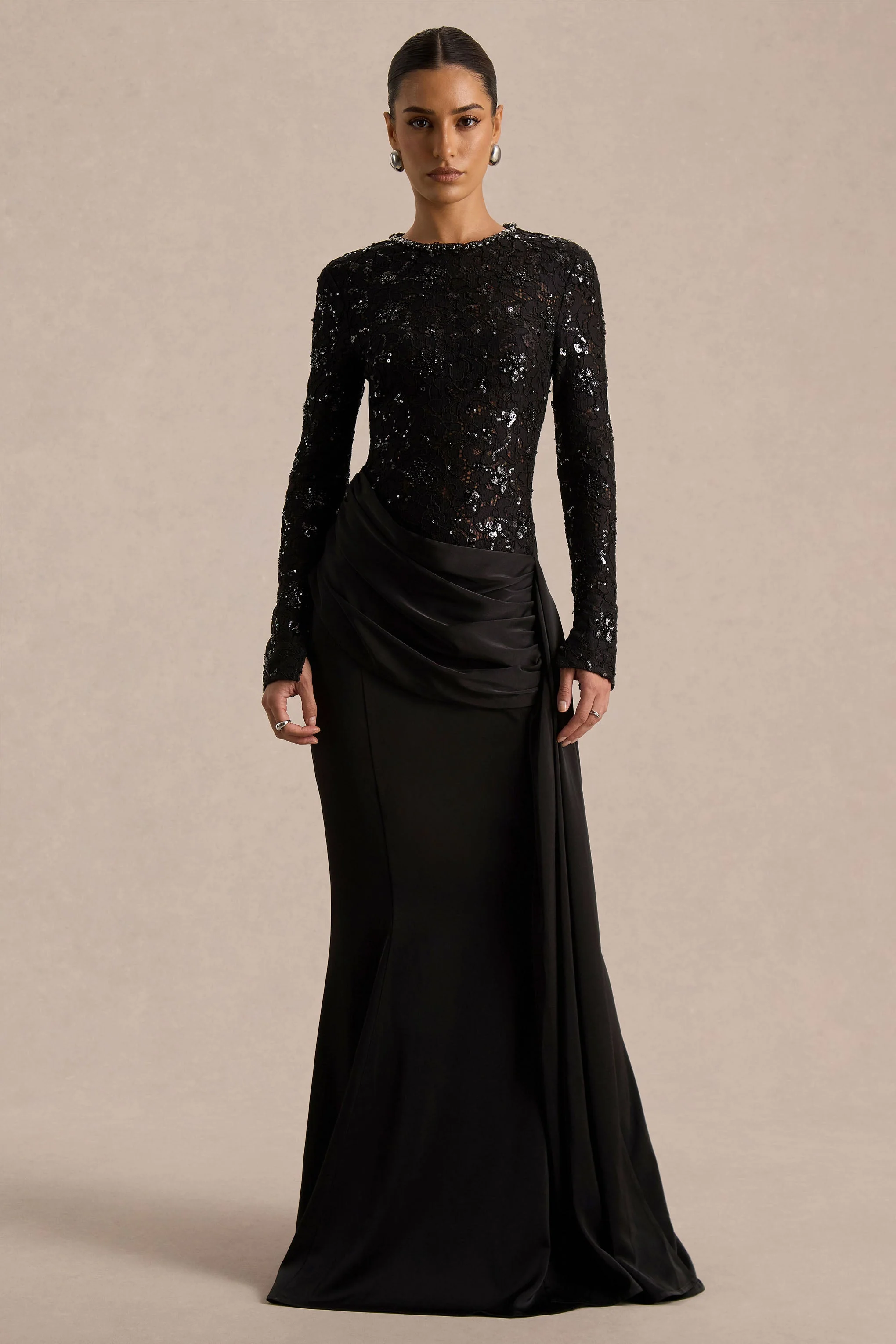 Beau | Robe longue noire en dentelle à encolure haute avec détail drapé - Image 5