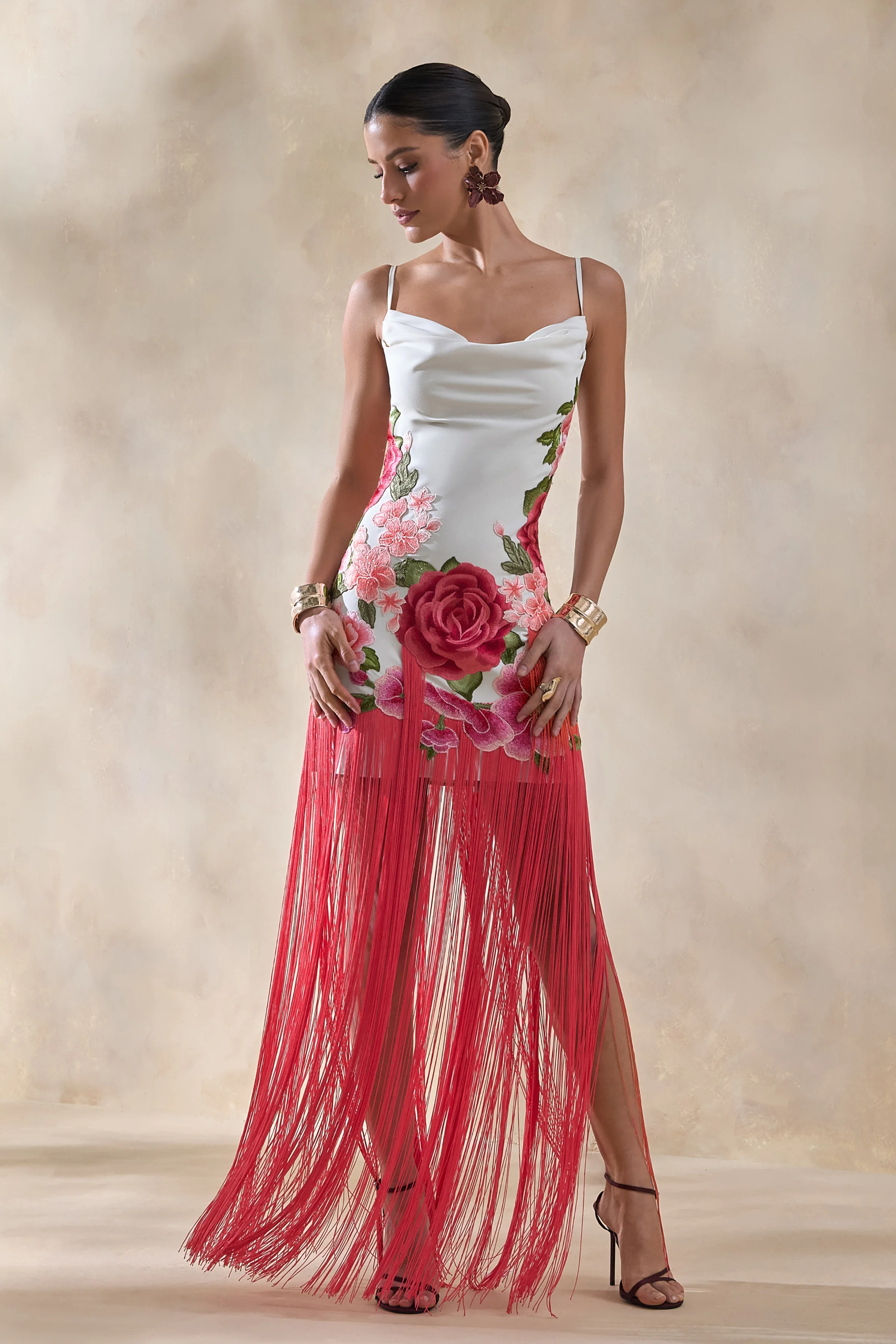 Bejewelled | Robe longue à encolure bénitier en imprimé floral crème et rose avec ourlet à franges