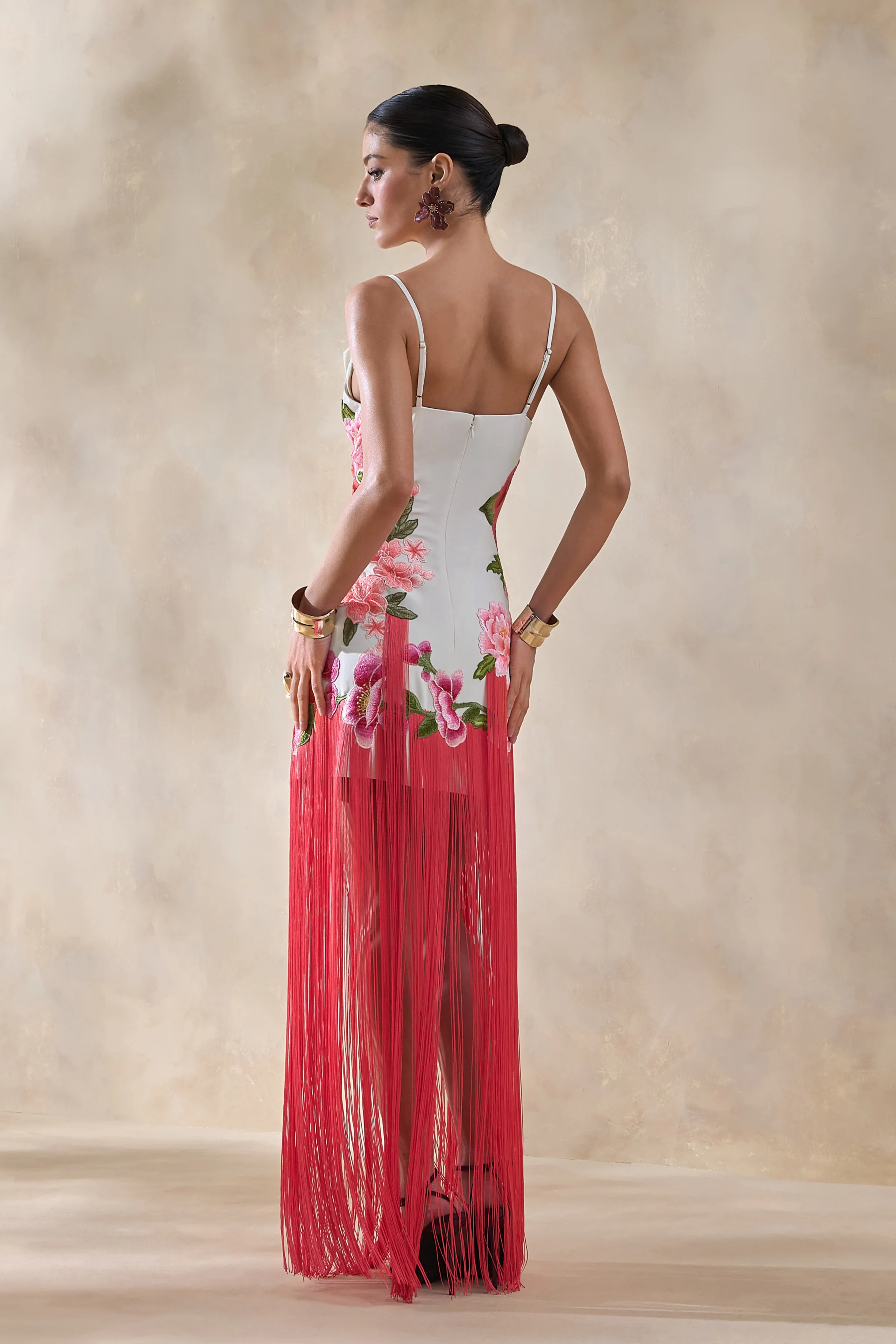 Bejewelled | Robe longue à encolure bénitier en imprimé floral crème et rose avec ourlet à franges - Image 3