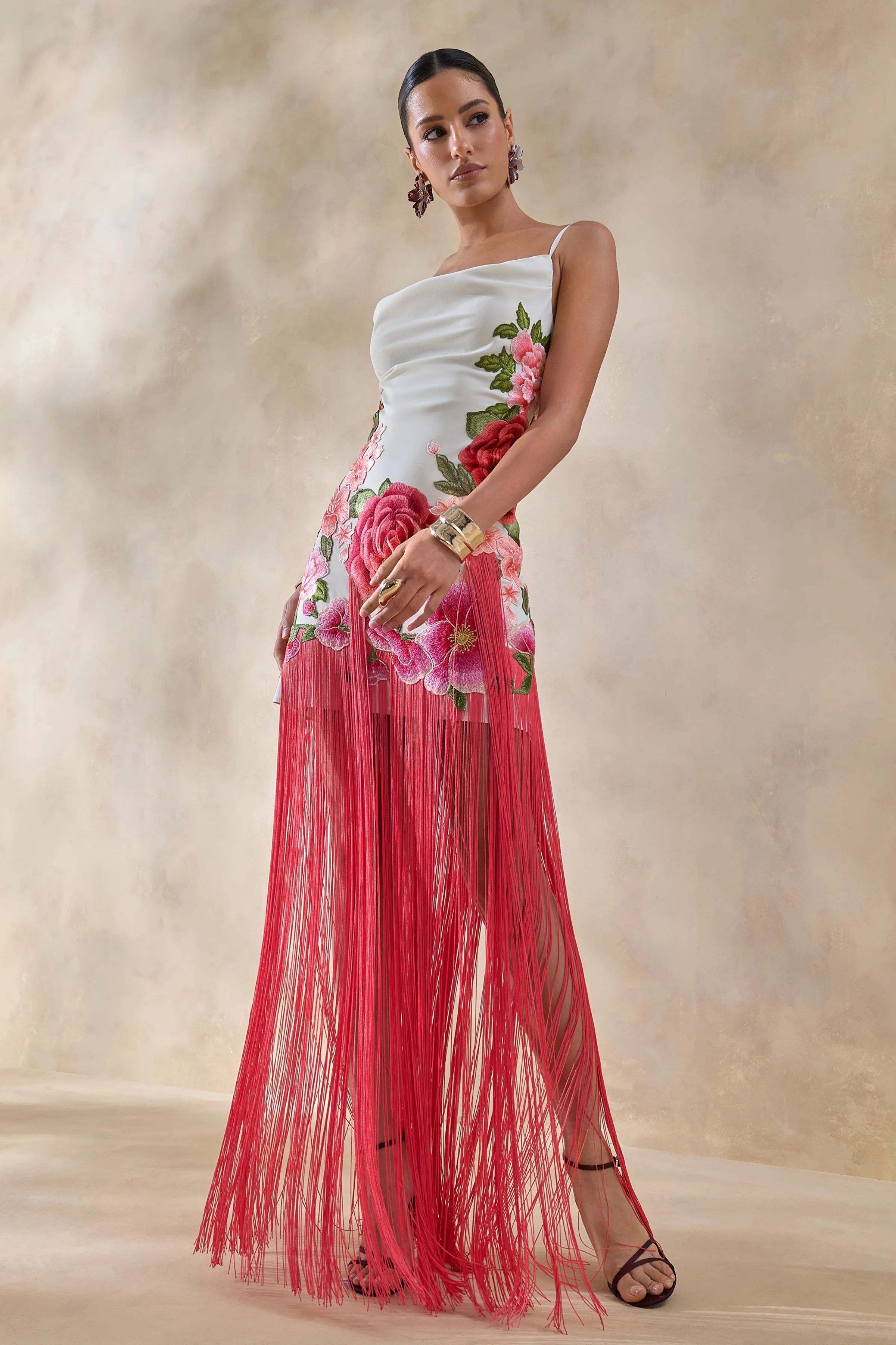 Bejewelled | Robe longue à encolure bénitier en imprimé floral crème et rose avec ourlet à franges - Image 4