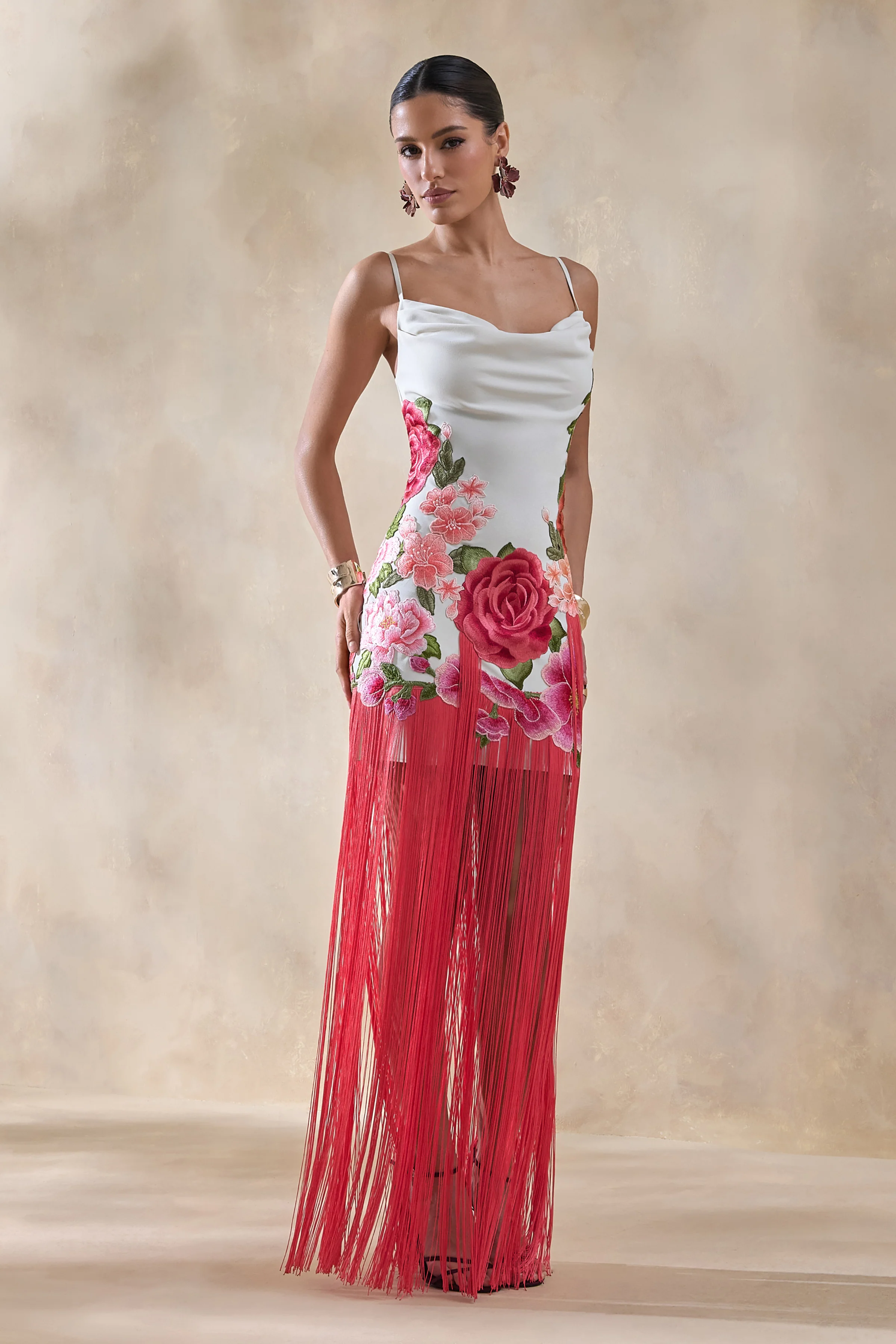 Bejewelled | Robe longue à encolure bénitier en imprimé floral crème et rose avec ourlet à franges - Image 5
