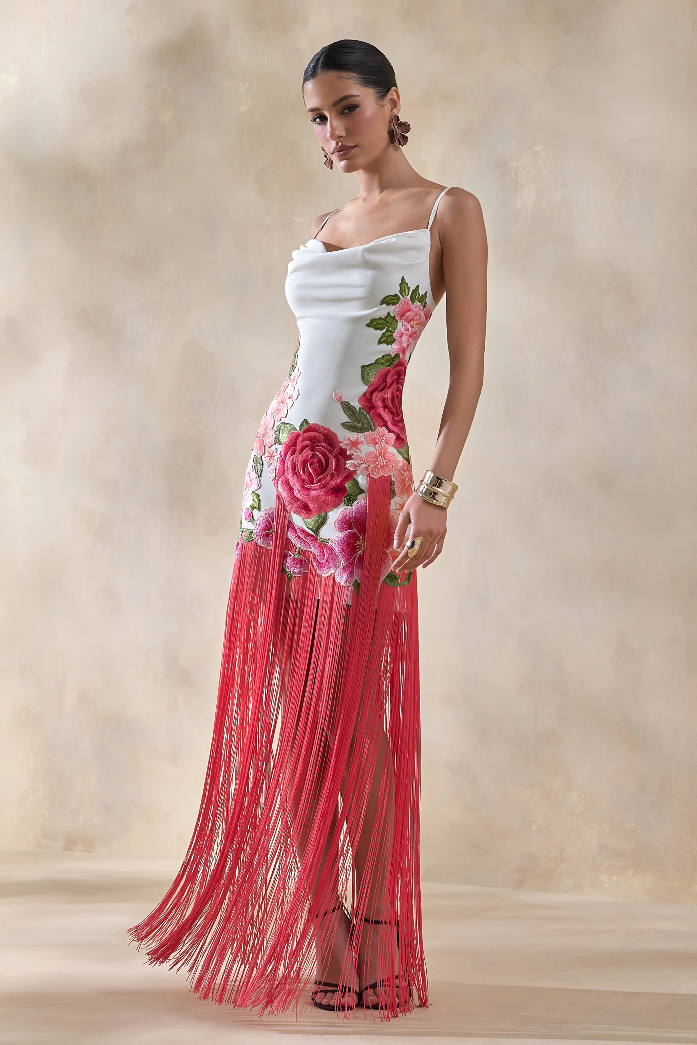 Bejewelled | Robe longue à encolure bénitier en imprimé floral crème et rose avec ourlet à franges - Image 6