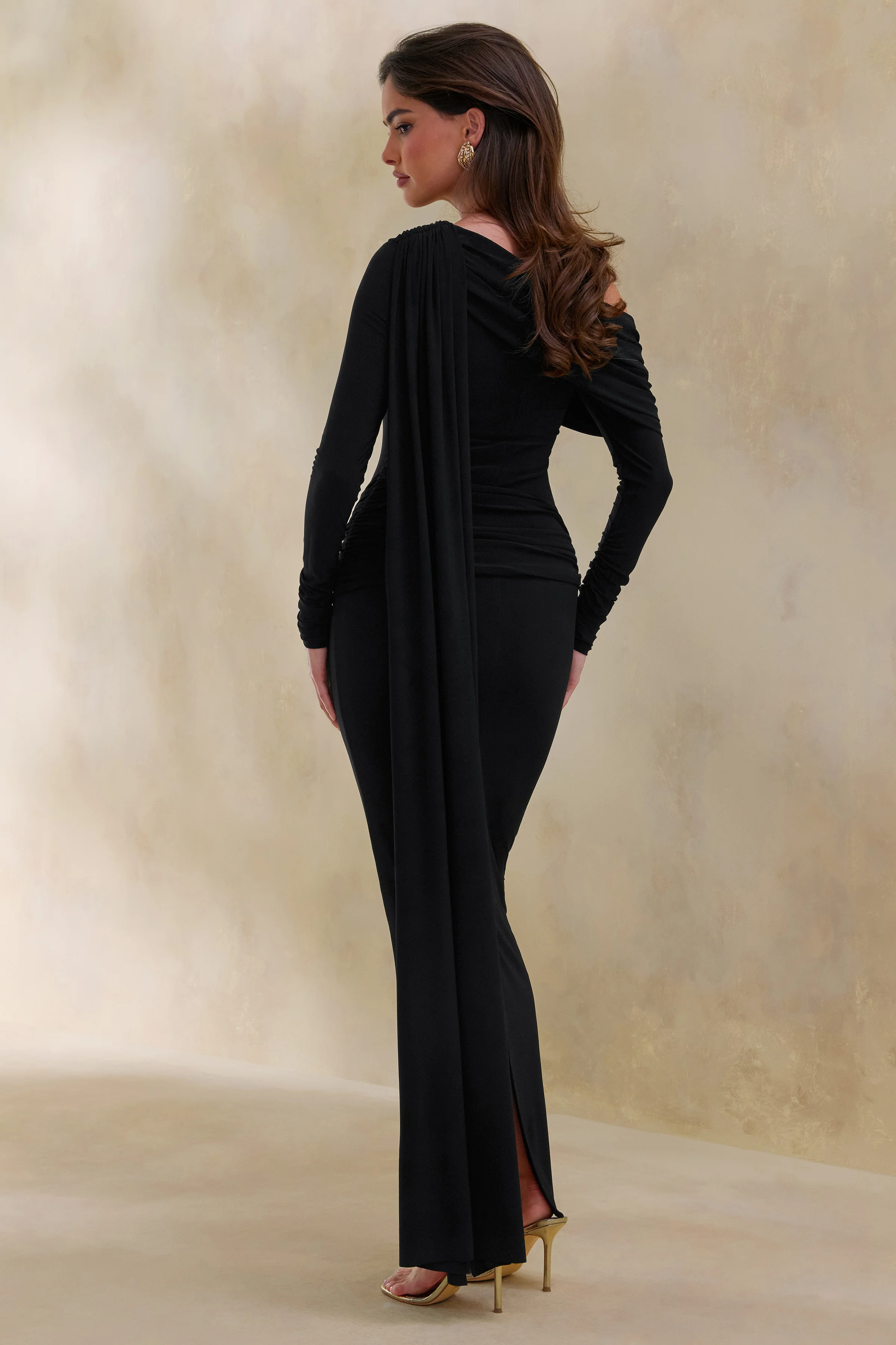 Bessy | Robe longue noire à encolure asymétrique avec détails froncés et écharpe - Image 2