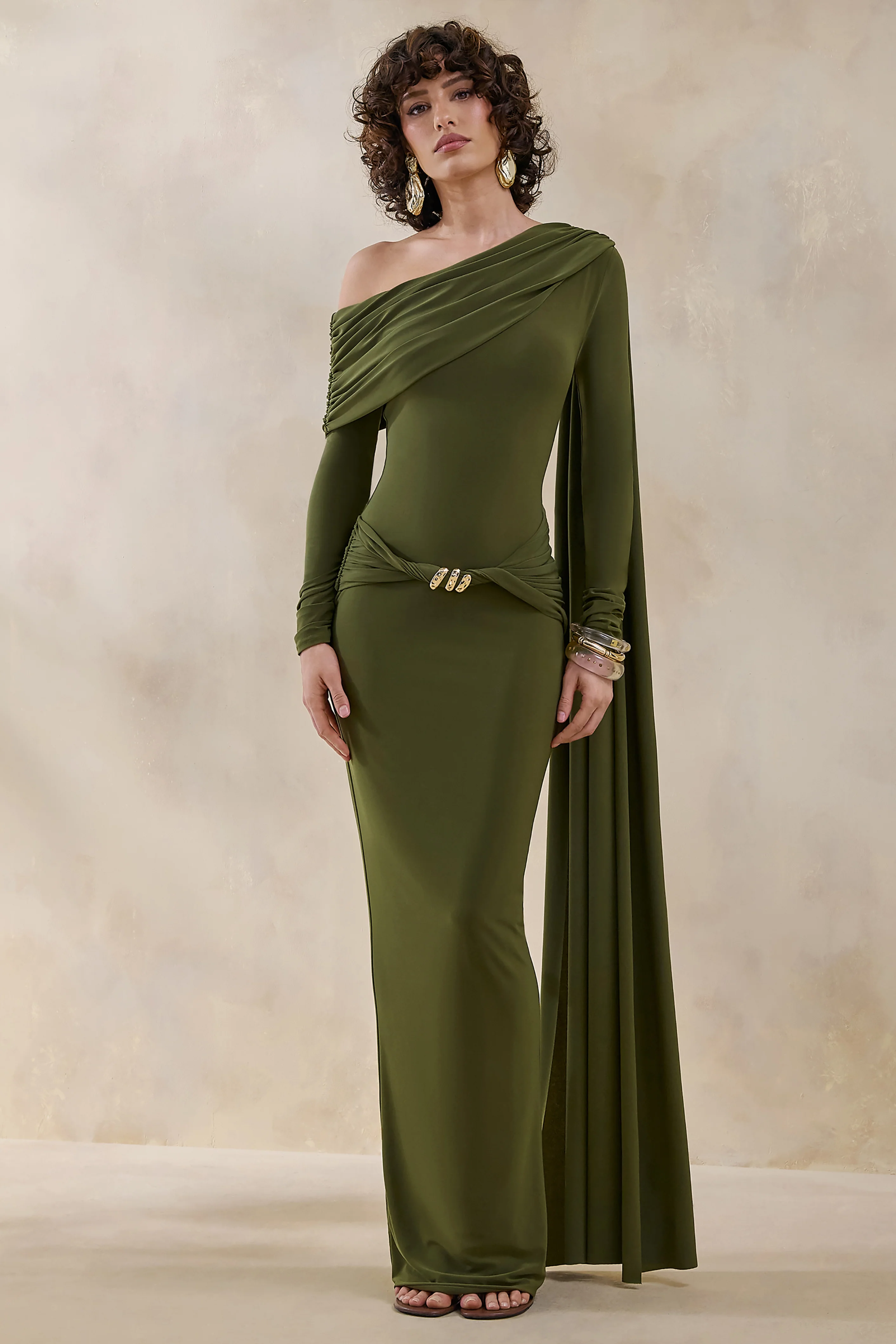 Bessy | Robe longue verte à encolure asymétrique avec détails froncés et ruban