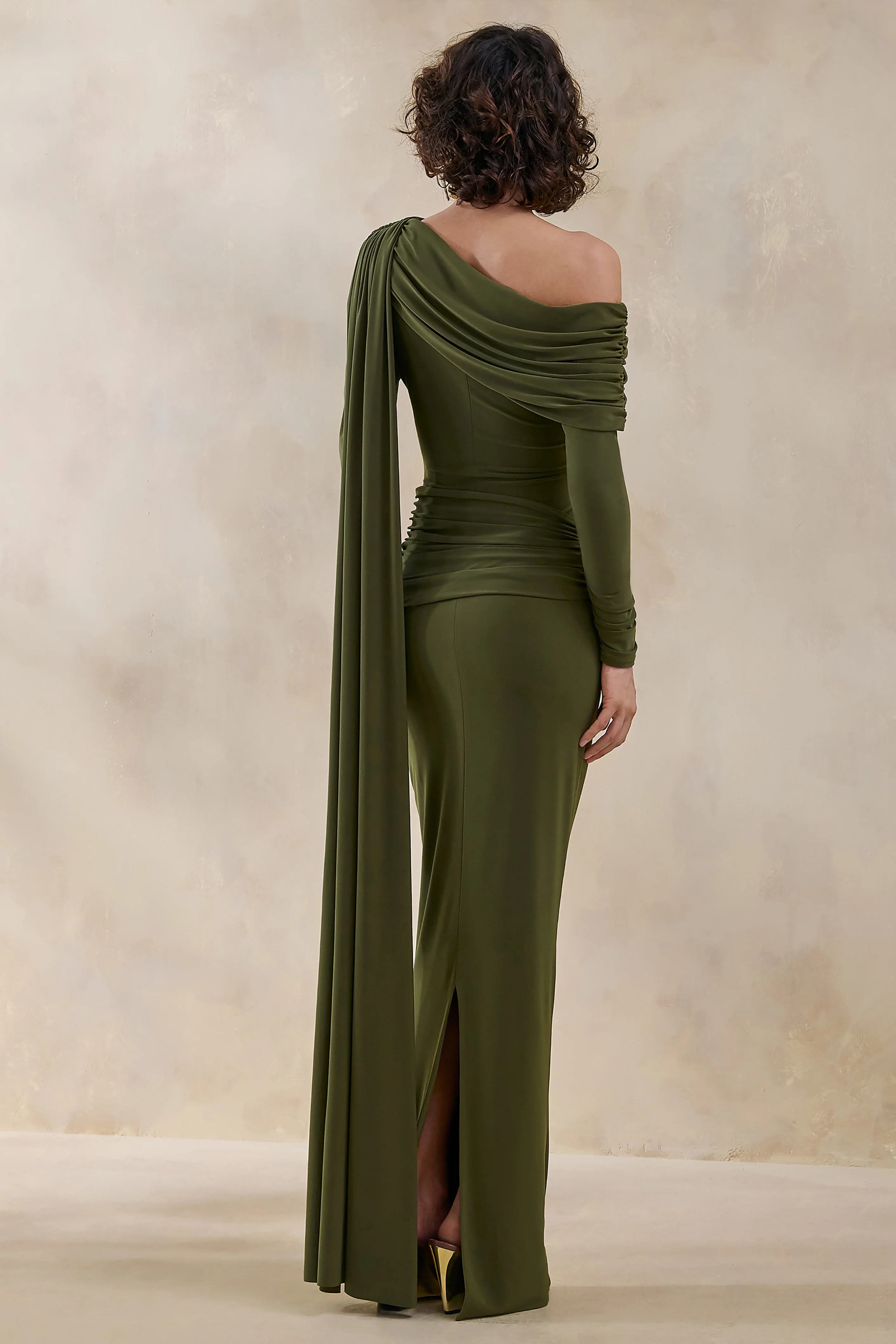 Bessy | Robe longue verte à encolure asymétrique avec détails froncés et ruban - Image 2