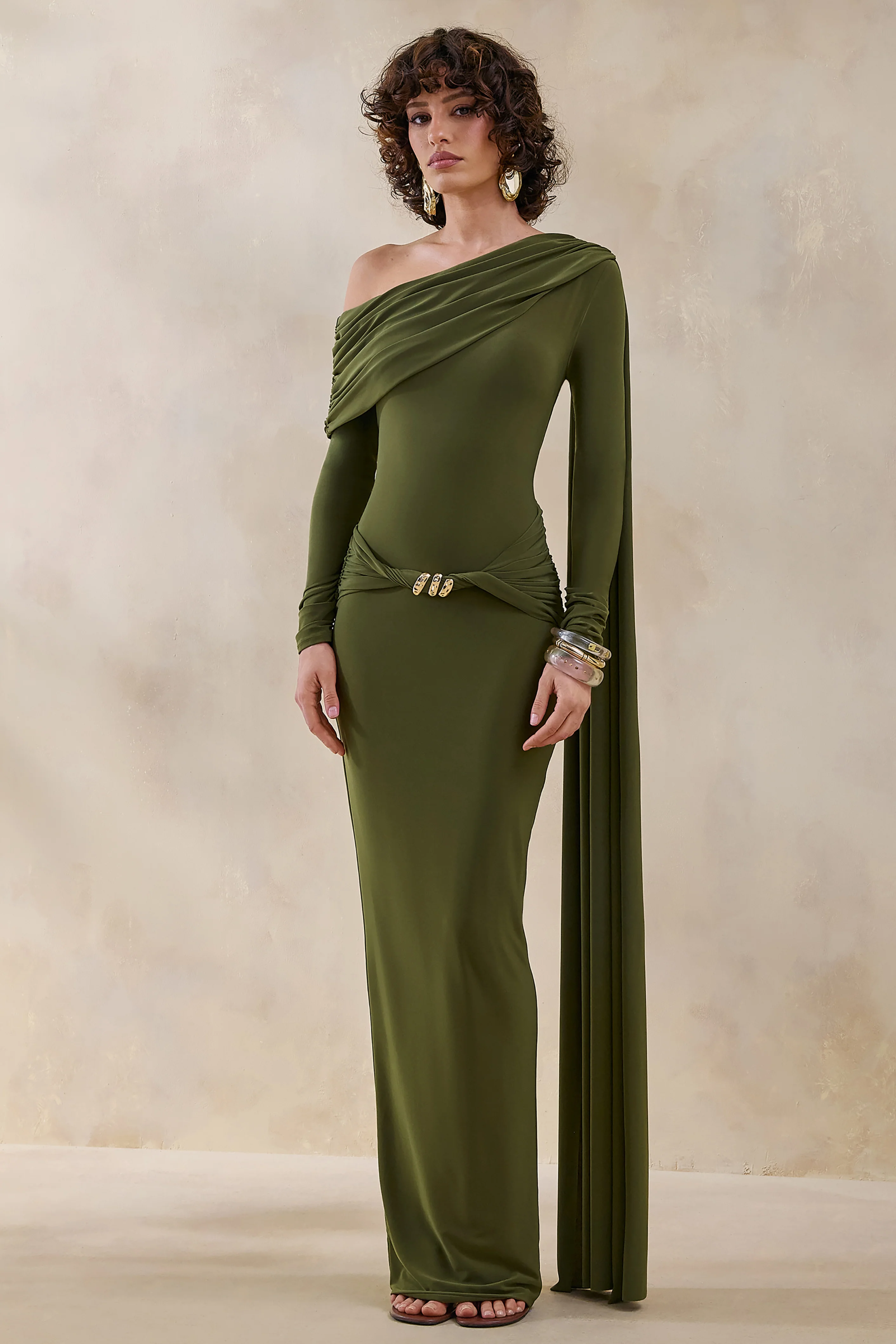 Bessy | Robe longue verte à encolure asymétrique avec détails froncés et ruban - Image 4