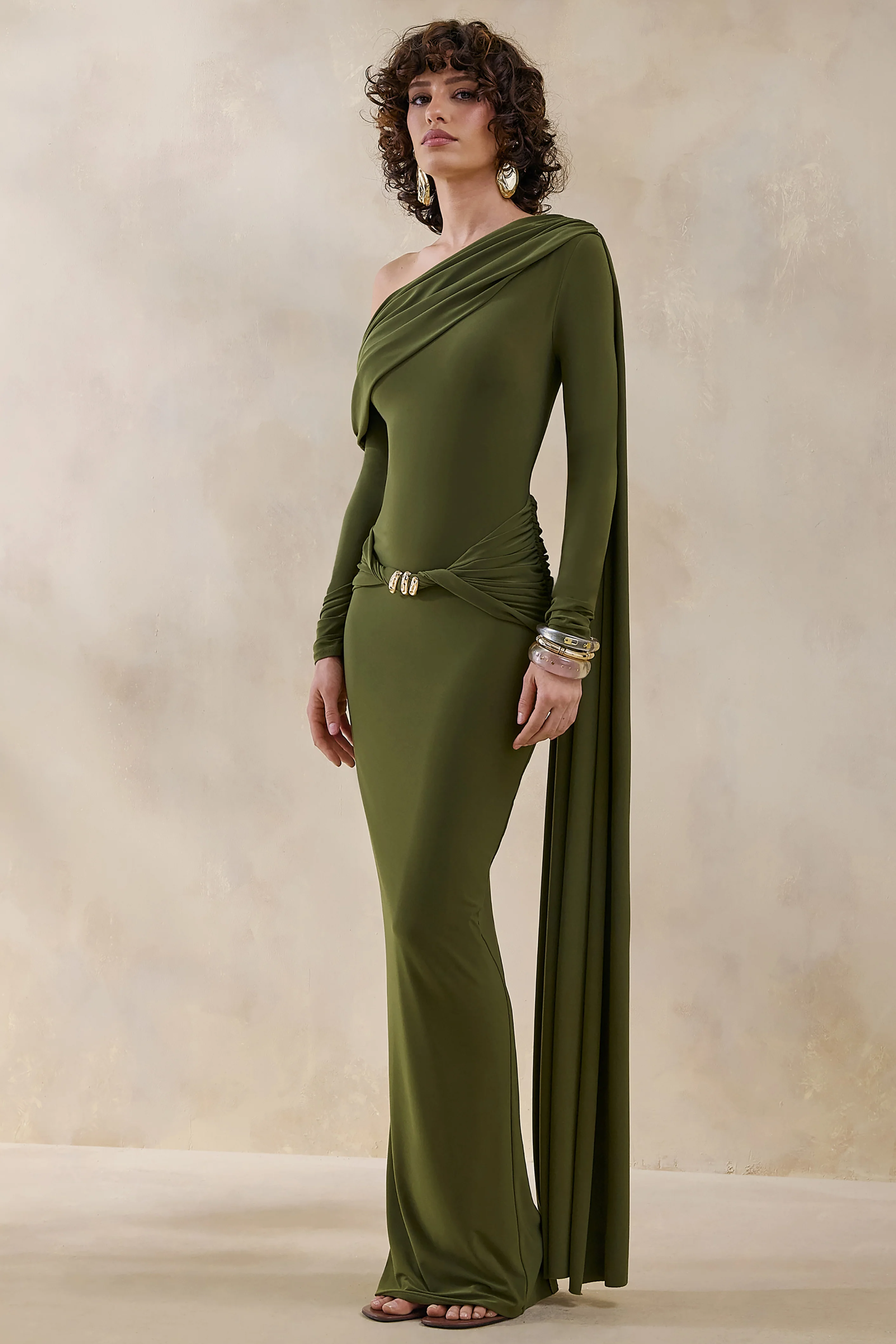 Bessy | Robe longue verte à encolure asymétrique avec détails froncés et ruban - Image 5