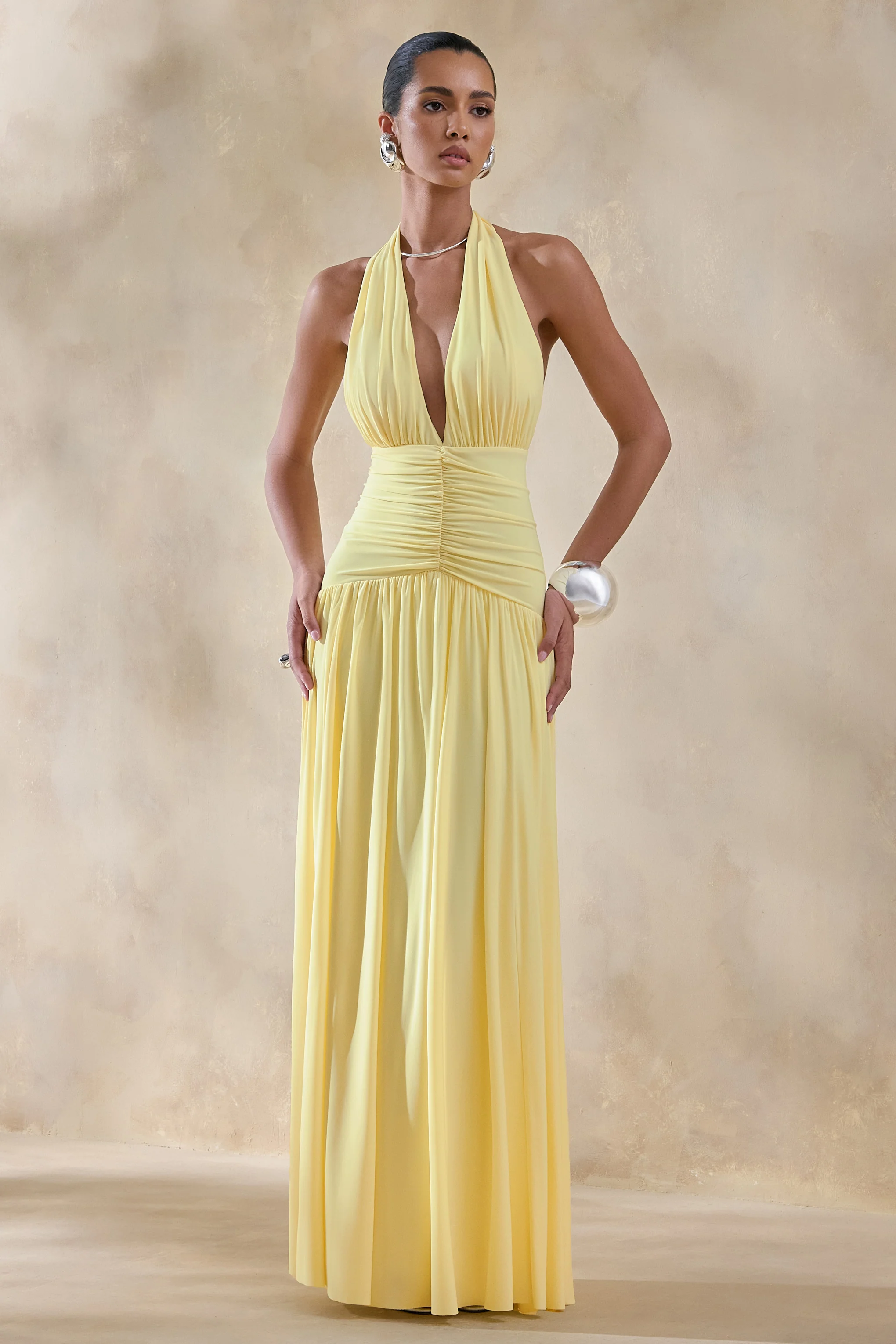 Bettina | Robe longue citron à décolleté plongeant avec détails froncés - Image 10
