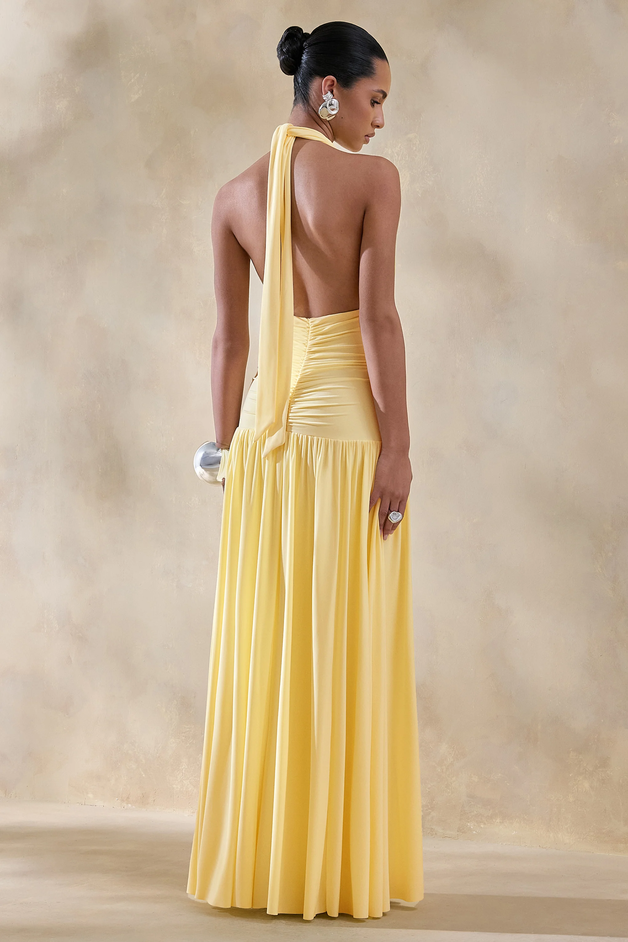 Bettina | Robe longue citron à décolleté plongeant avec détails froncés - Image 2