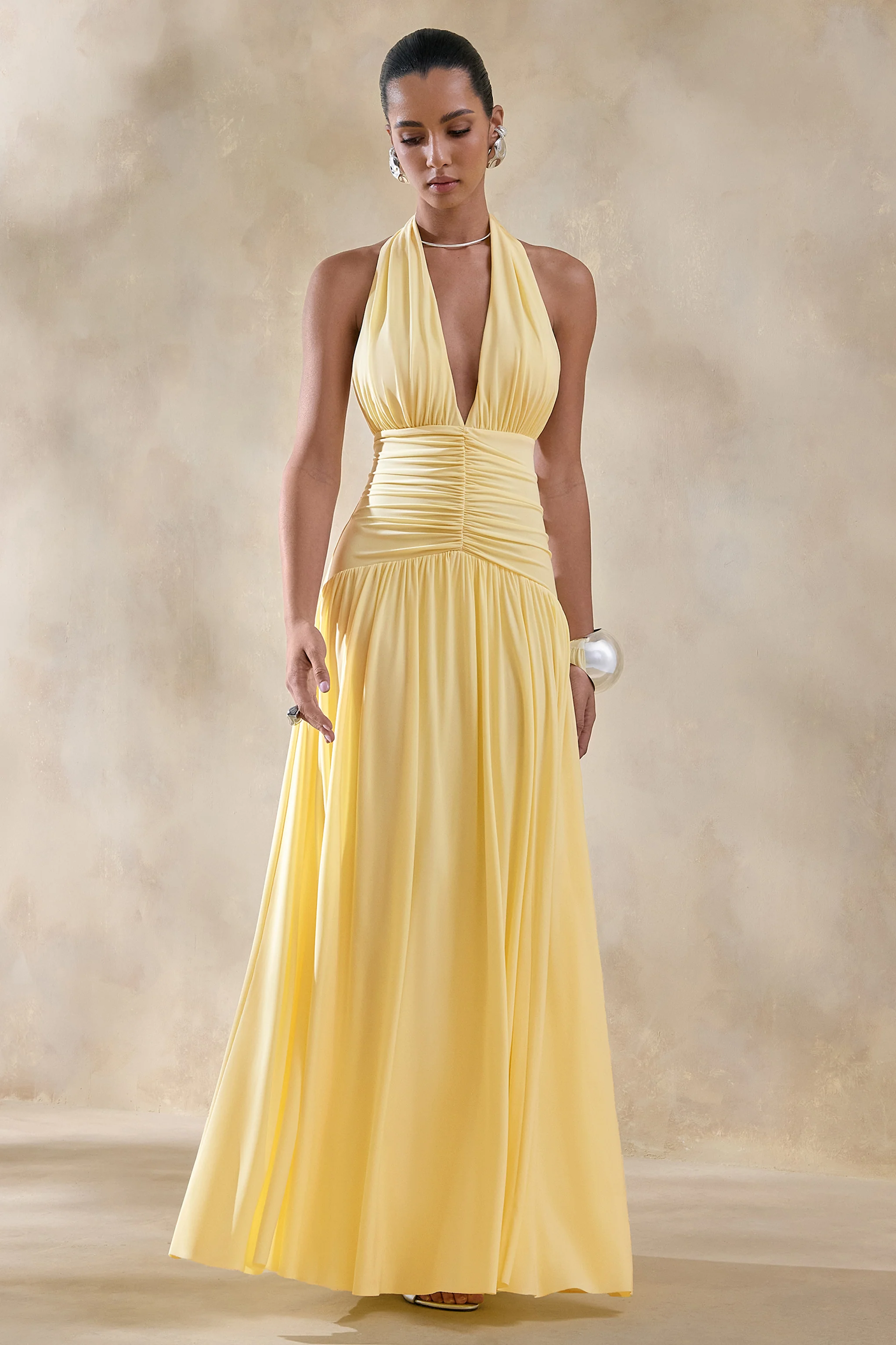 Bettina | Robe longue citron à décolleté plongeant avec détails froncés - Image 7