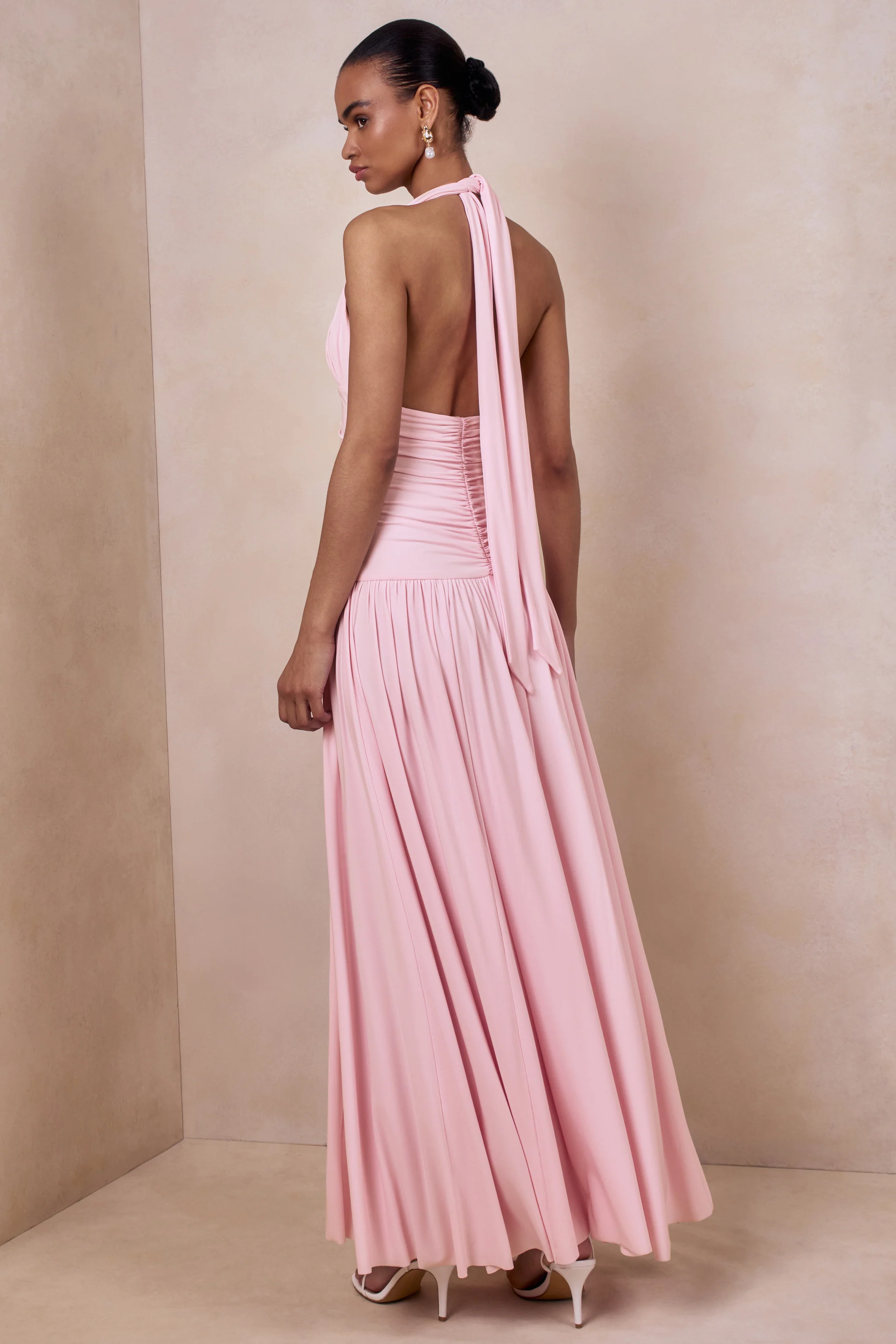 Bettina | Robe longue rose à encolure plongeante avec détails froncés - Image 2