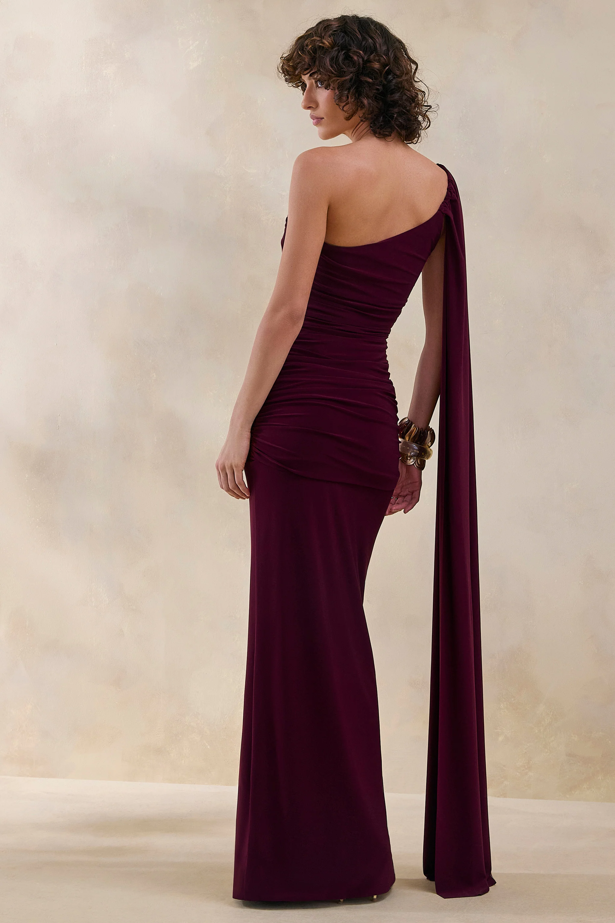 Bettine | Robe longue bordeaux à encolure asymétrique avec manche cape - Image 2